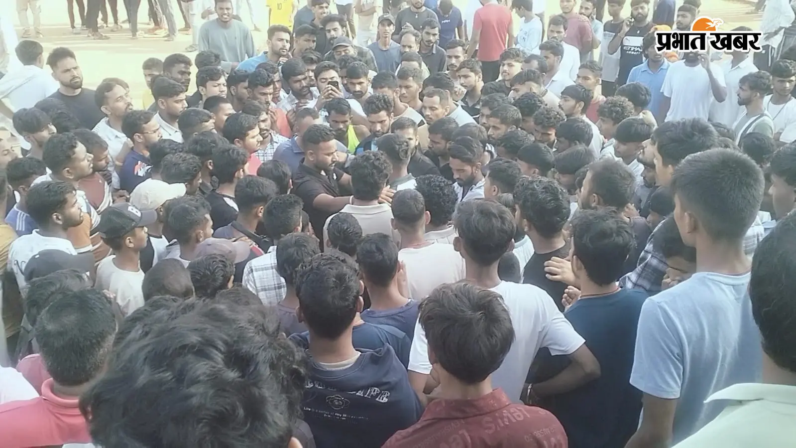 Chatra News: जवाहरलाल नेहरू स्टेडियम में क्यों भिड़े दो डिफेंस एकेडमी के ट्रेनर? पुलिस ने संभाला मोर्चा