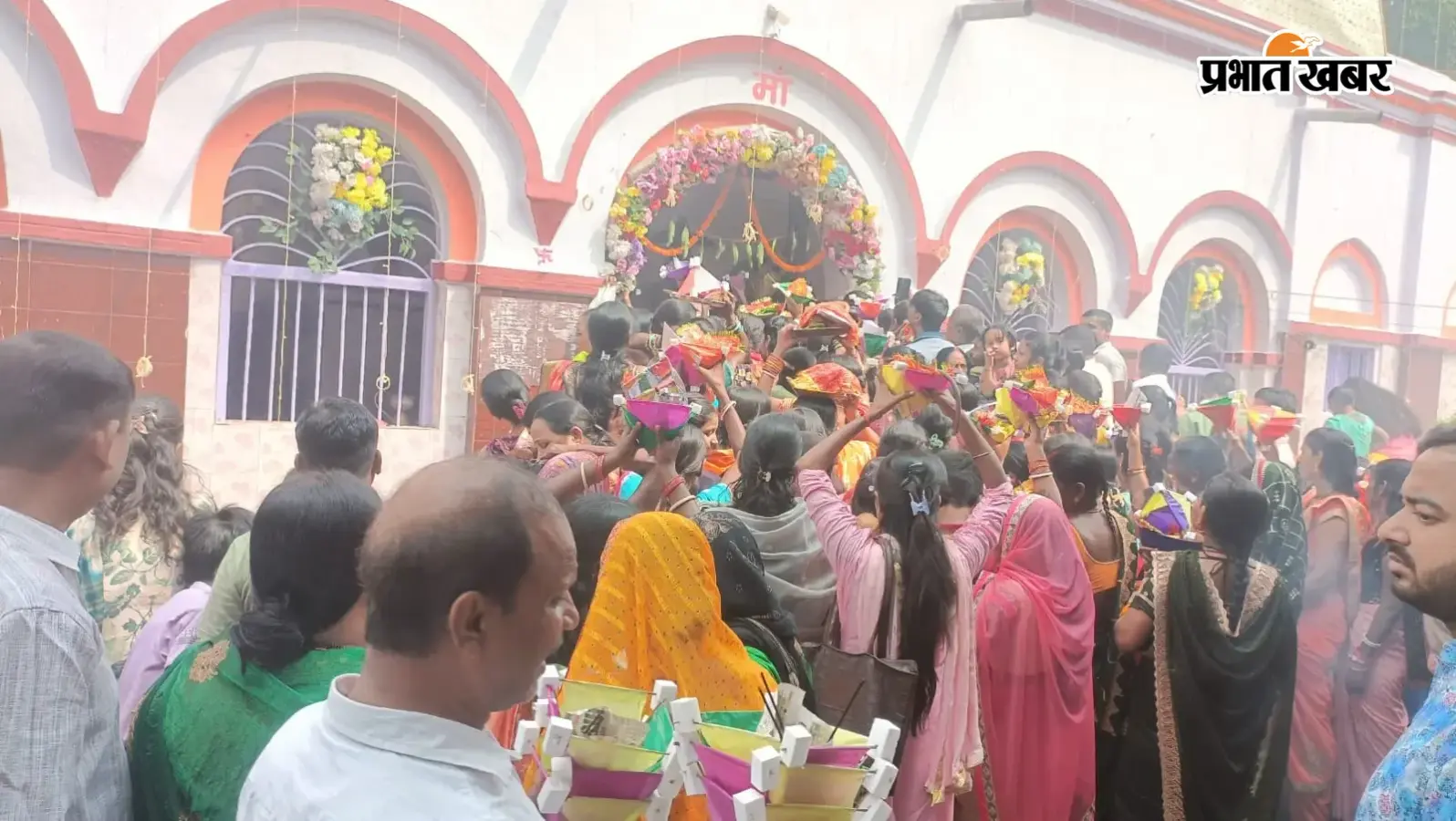 महाअष्टमी पर झरिया के राजगढ़ मंदिर में उमड़े श्रद्धालु, मां महागौरी की पूजा कर मांगा आशीर्वाद