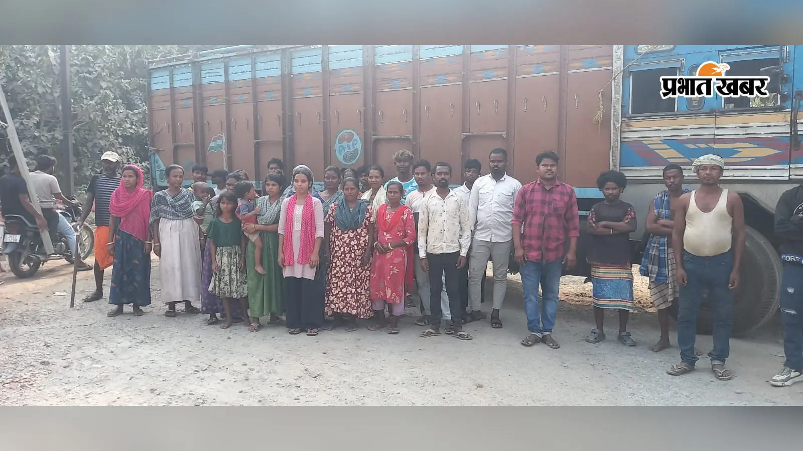 18 घंटे तक सड़क पर डटे रहे ग्रामीण, 2 किमी तक लगी गाड़ियों की कतार, जानें क्यों भड़का आक्रोश