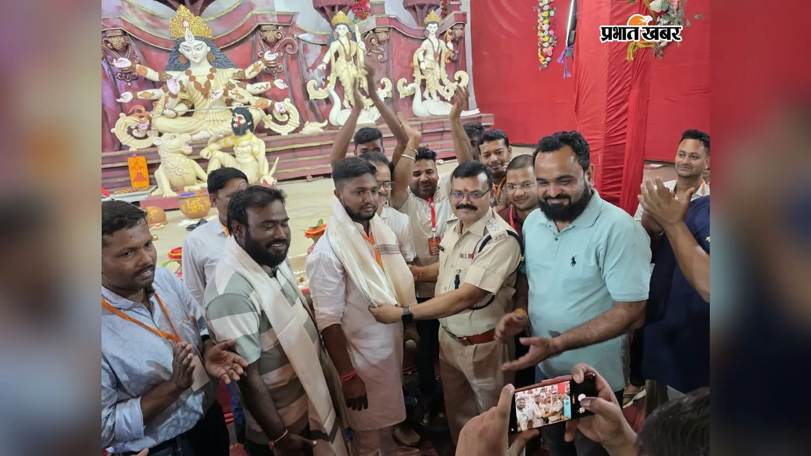 बरवाडीह में मां दुर्गा की भव्य प्रतिमा ने खींचा ध्यान, SDPO ने मूर्तिकार समेत पूजा कमेटी को किया सम्मानित