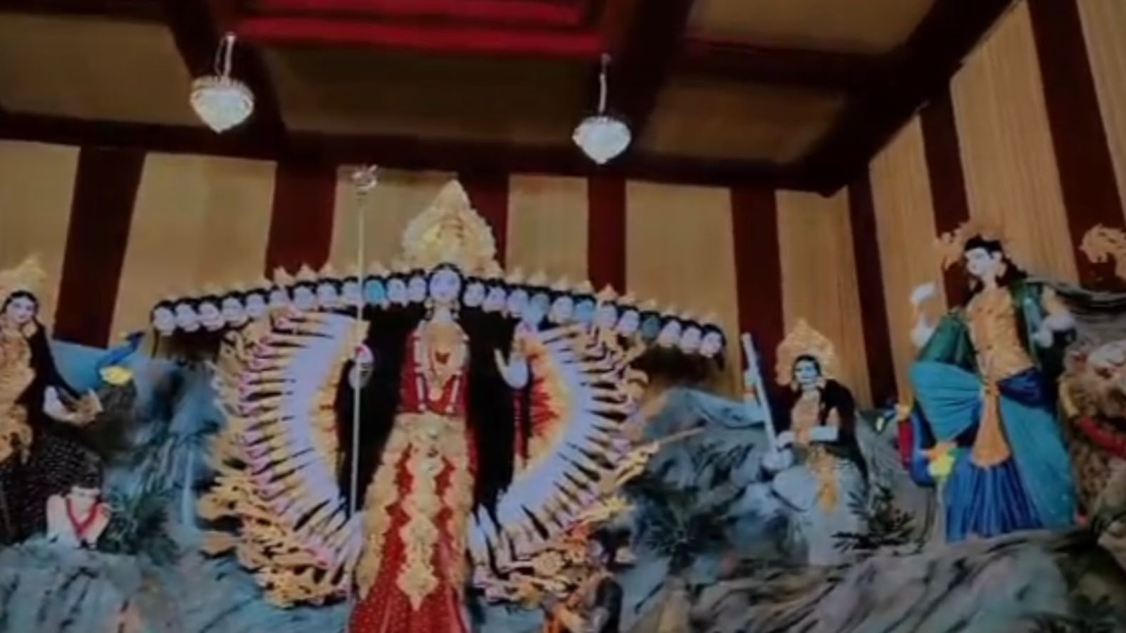 पटना के बिहटा में शारदीय नवरात्र के अवसर पर दुर्गापूजा की धूम है. बाजार से लेकर विभिन्न मोहल्लों तक मां दुर्गा की प्रतिमाएं स्थापित की गई हैं.