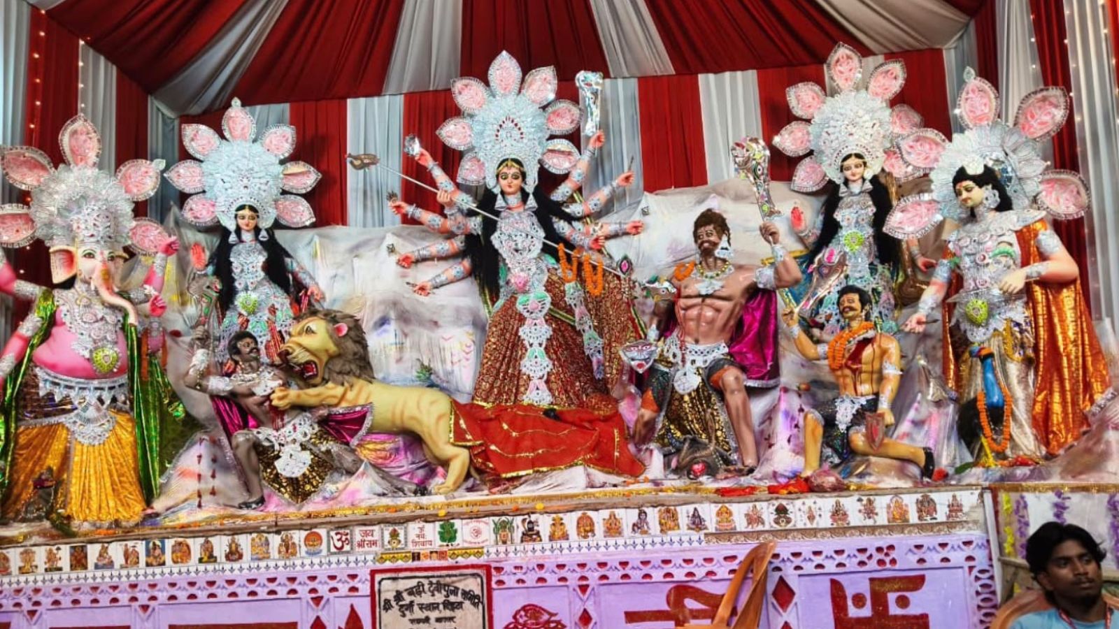 आकर्षक सजावट और भक्तिमय माहौल श्रद्धालुओं को आकर्षित कर रहा है. शाम होते ही पूजा पंडालों में मां के दर्शन और पूजा-अर्चना के लिए लोगों की भीड़ उमड़ रही है.बिहटा में दुर्गापूजा के अवसर पर कई स्थानों पर मां दुर्गा की प्रतिमाएं स्थापित की गई हैं.