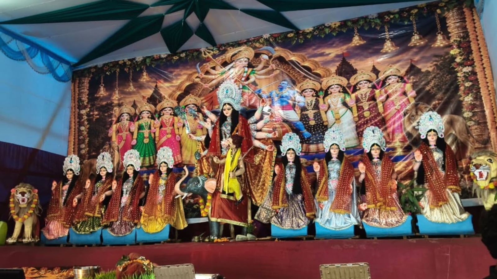 बिहटा के डोमिनिया पुल स्थित पूजा पंडाल में मां दुर्गा की भव्य प्रतिमा स्थापित की गई है. माता के दर्शन के लिए श्रद्धालुओं की भीड़ उमड़ रही है. पूजा पंडाल में भक्तिमय माहौल बना हुआ है और भक्त मां दुर्गा की आराधना कर सुख-समृद्धि की कामना कर रहे हैं.