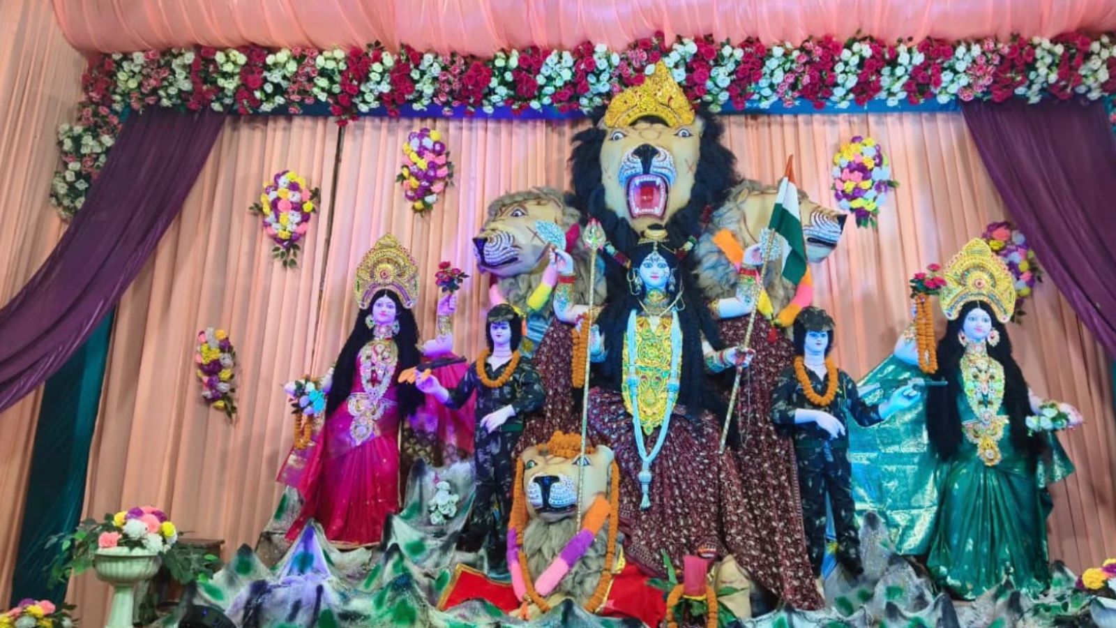 बिहटा पोस्ट ऑफिस परिसर में स्थापित मां दुर्गा की प्रतिमा श्रद्धालुओं के आकर्षण का केंद्र बनी हुई है. पूजा के दौरान मां के दर्शन के लिए भक्तों की भीड़ उमड़ रही है. पूरे परिसर में भक्तिमय माहौल है और श्रद्धालु मां दुर्गा की पूजा-अर्चना कर सुख-समृद्धि की कामना कर रहे हैं.