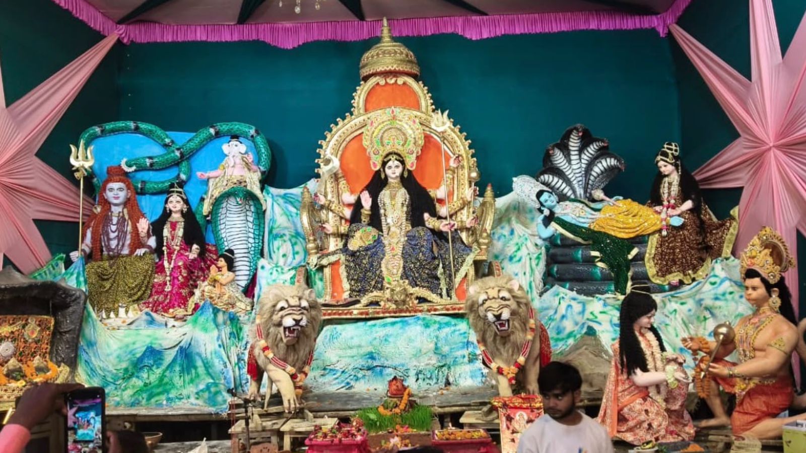 प्रमुख पूजा स्थलों में बड़ी देवी, पोस्ट ऑफिस रोड, श्रीरामपुर सूर्य मंदिर परिसर, राघोपुर, नकटा कुआं, आर्य समाज रोड, टेंपो स्टैंड स्थित बिहटा टिकट घर और गुलटेरा बाजार शामिल हैं.