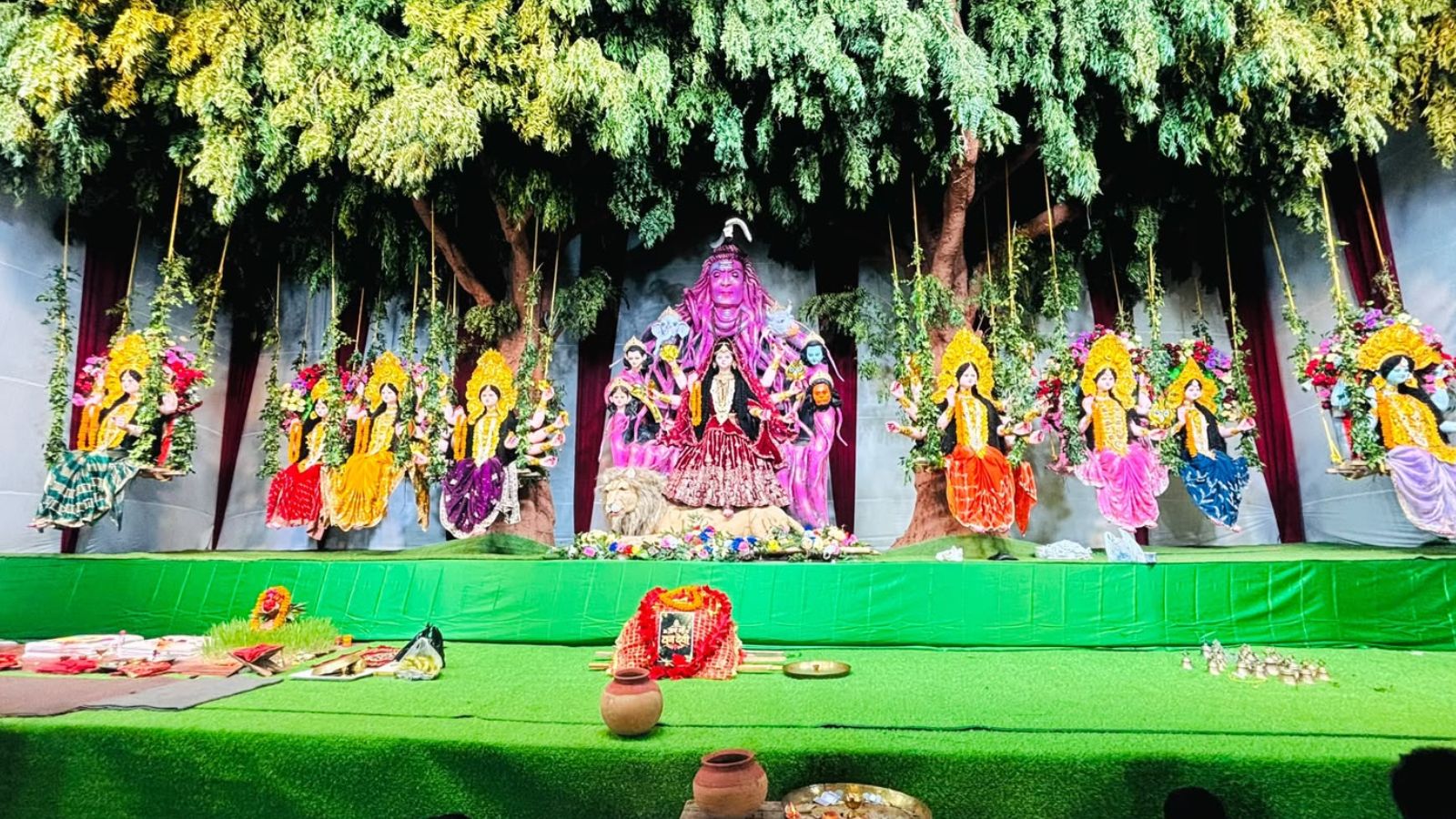 पूजा समितियों की ओर से पंडालों को आकर्षक रूप दिया गया है. श्रद्धालु अलग-अलग पूजा पंडालों में पहुंचकर मां के दर्शन कर रहे हैं. मां के दर्शन के लिए पहुंच रहे श्रद्धालुओं के कारण पूरे क्षेत्र में भक्तिमय माहौल बना हुआ है.