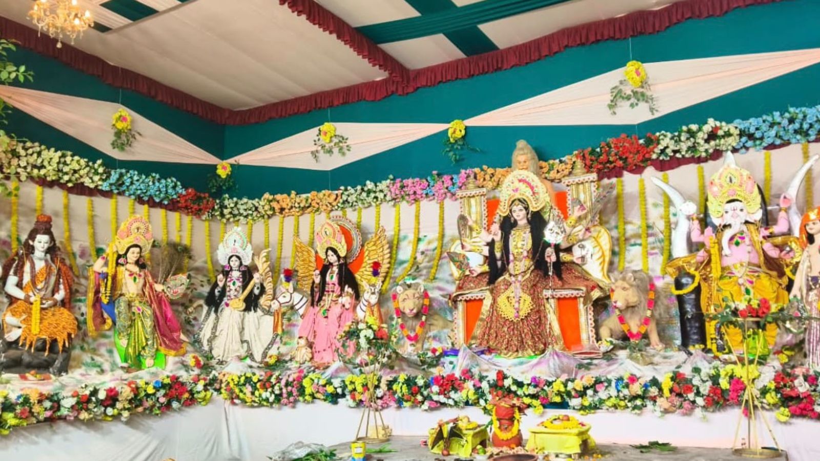 सजावट और पूजा-अर्चना की व्यवस्थाओं के बीच श्रद्धालु मां दुर्गा के दर्शन कर सुख, शांति और समृद्धि की कामना कर रहे हैं. शाम के समय पूजा पंडालों में भक्तों की आवाजाही बढ़ रही है.