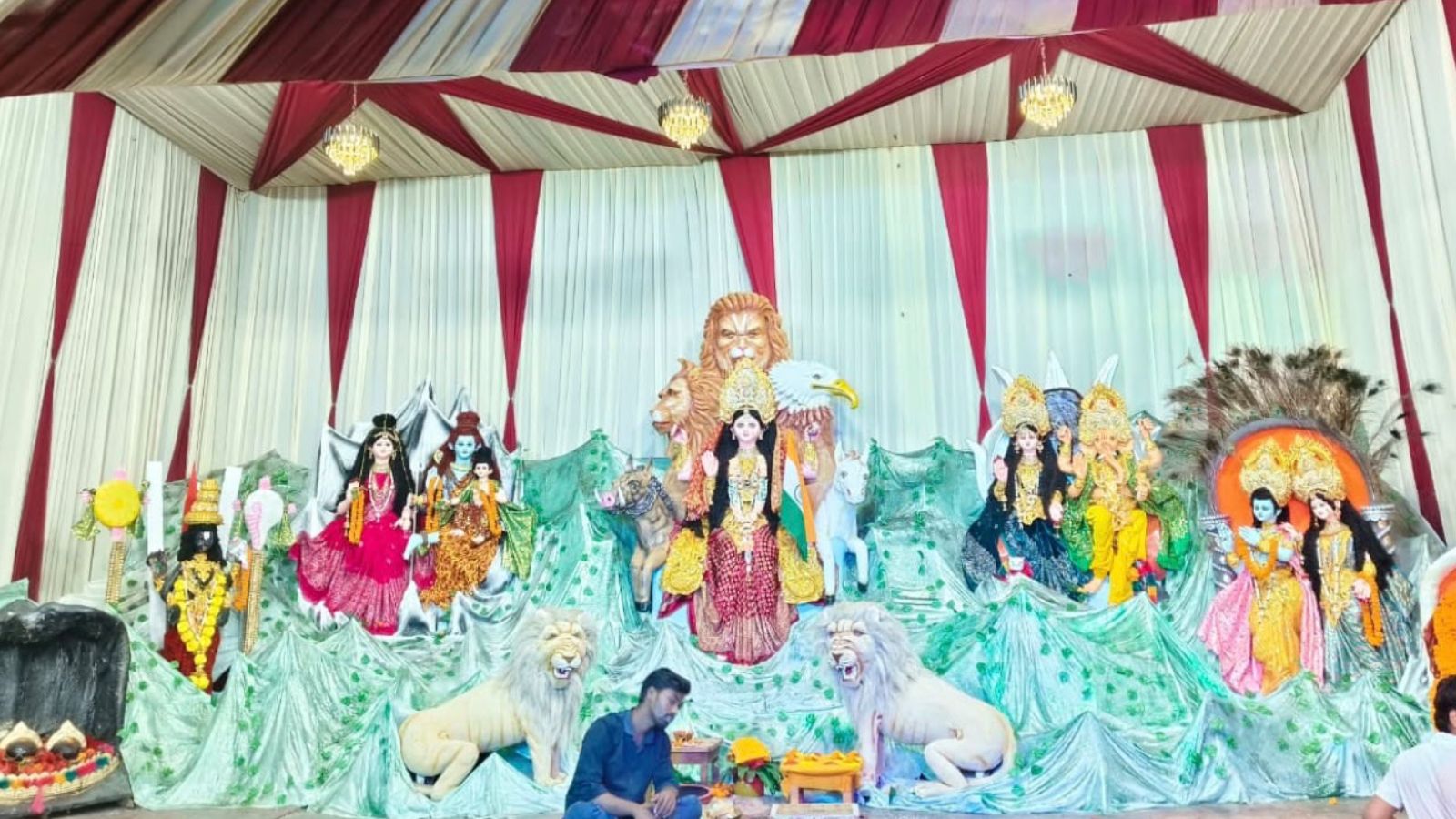 बिहटा के बाजारों और मोहल्लों में दुर्गापूजा को लेकर उत्साह देखने को मिल रहा है. विभिन्न पूजा समितियों की ओर से पूजा-अर्चना और आरती की व्यवस्था की गई है.
