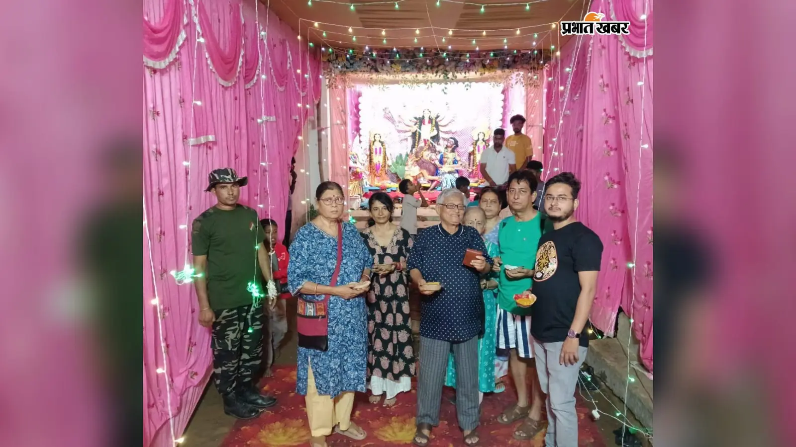 कोलकाता से बेतला पहुंचे पर्यटकों को भायी गांव की दुर्गापूजा, थीम पूजा से बताया अलग अनुभव