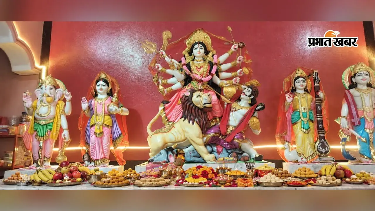 पाकुड़ में महाअष्टमी पर उमड़ा आस्था का सैलाब: मंदिरों में डालिया चढ़ाने के लिए महिलाओं की भारी भीड़