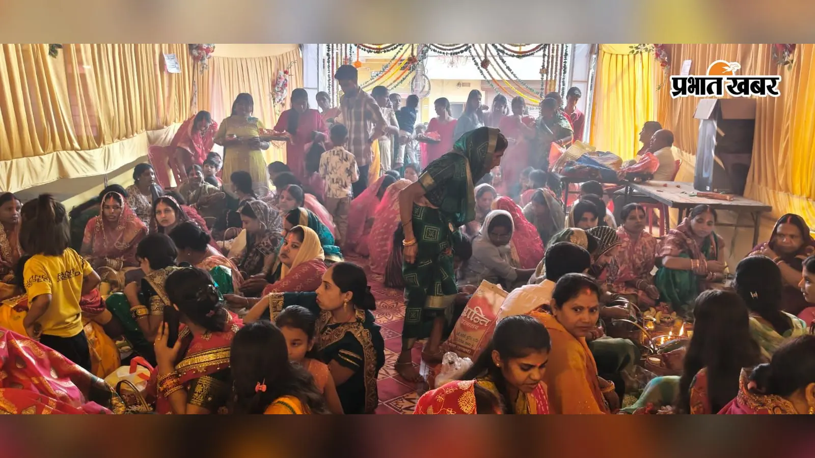 बंगाली ढोल, पारंपरिक आरती और श्रद्धालुओं की भीड़, लातेहार में महाअष्टमी का दिखा खास रंग