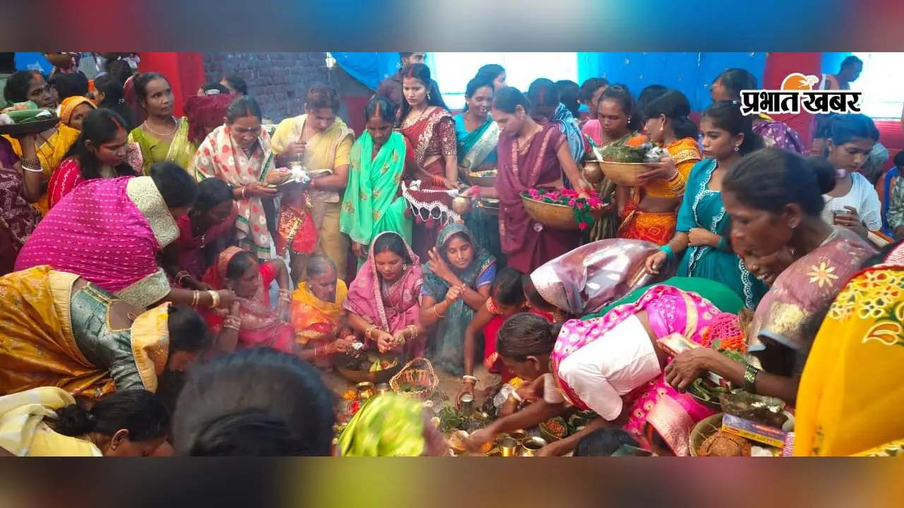 Gumla : मां महागौरी के दर्शन को उमड़े श्रद्धालु, मुरकुंडा में मंदिर के बाहर लगा मेले जैसा नजारा