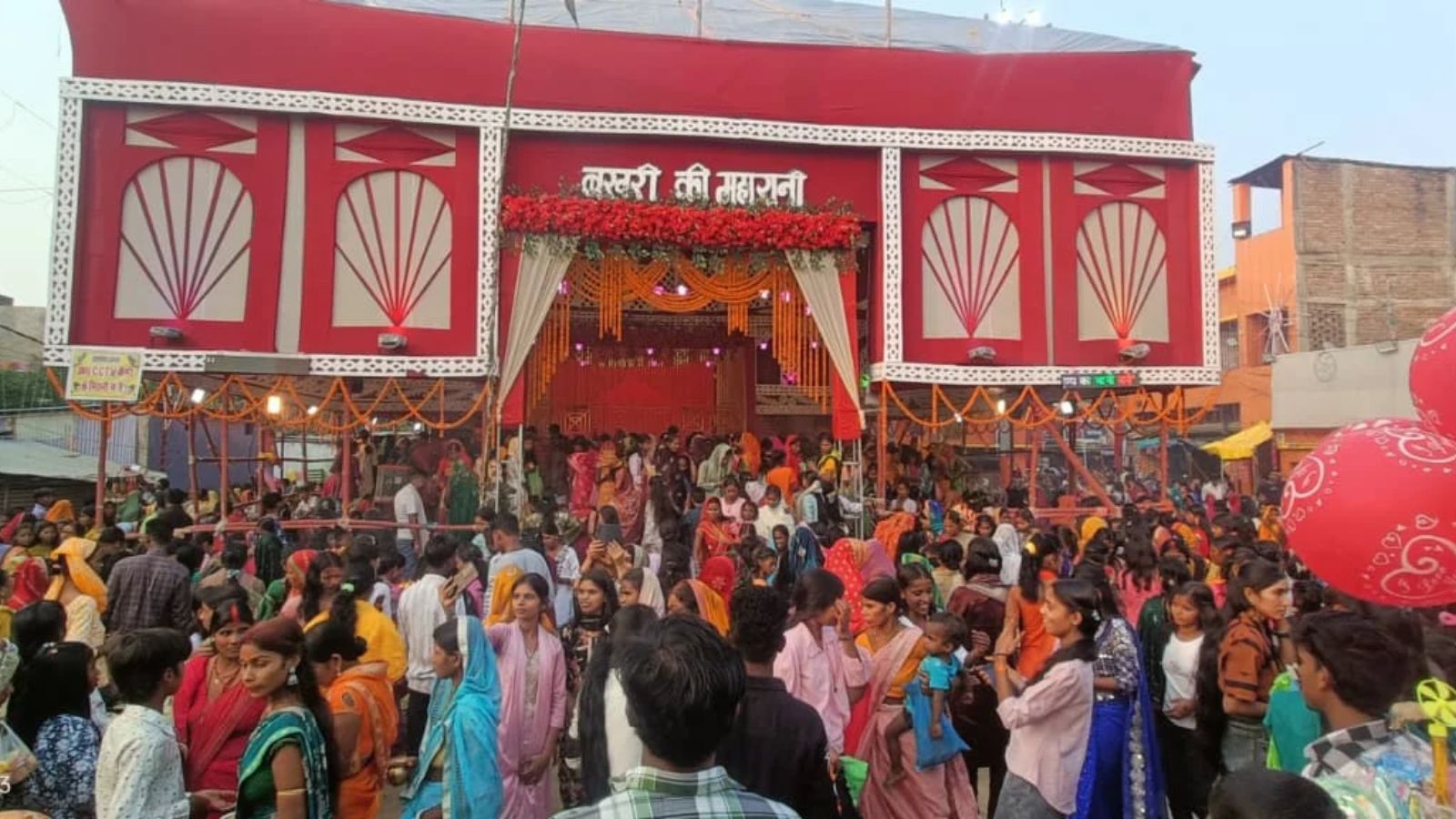 बेगूसराय: बखरी के पुरानी दुर्गा मंदिर में पूजा-अर्चना के लिए उमड़ी श्रद्धालुओं की भीड़