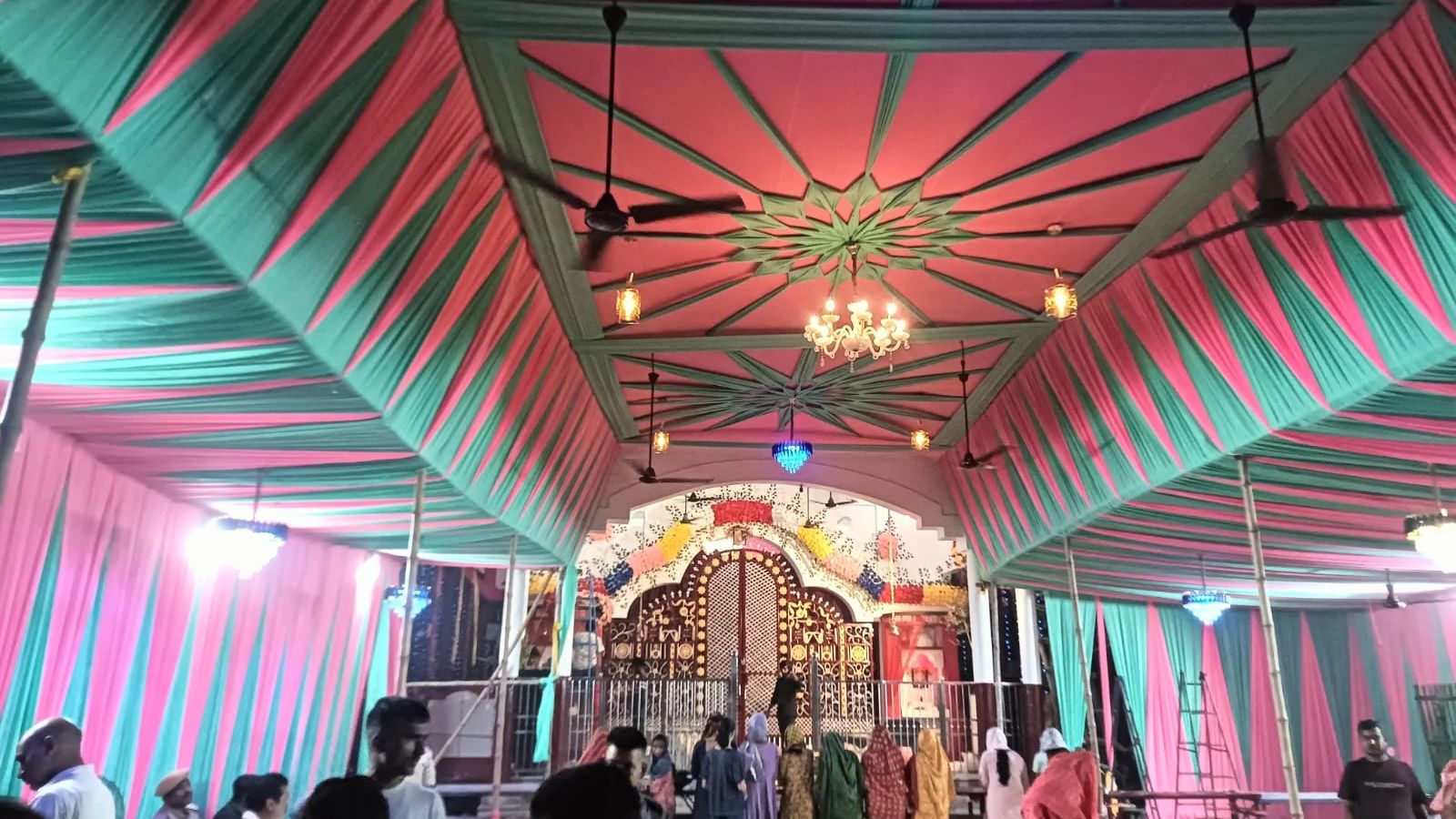 बेगूसराय: लोहिया नगर दुर्गा पूजा समिति का भव्य पंडाल बना आकर्षण का केंद्र
