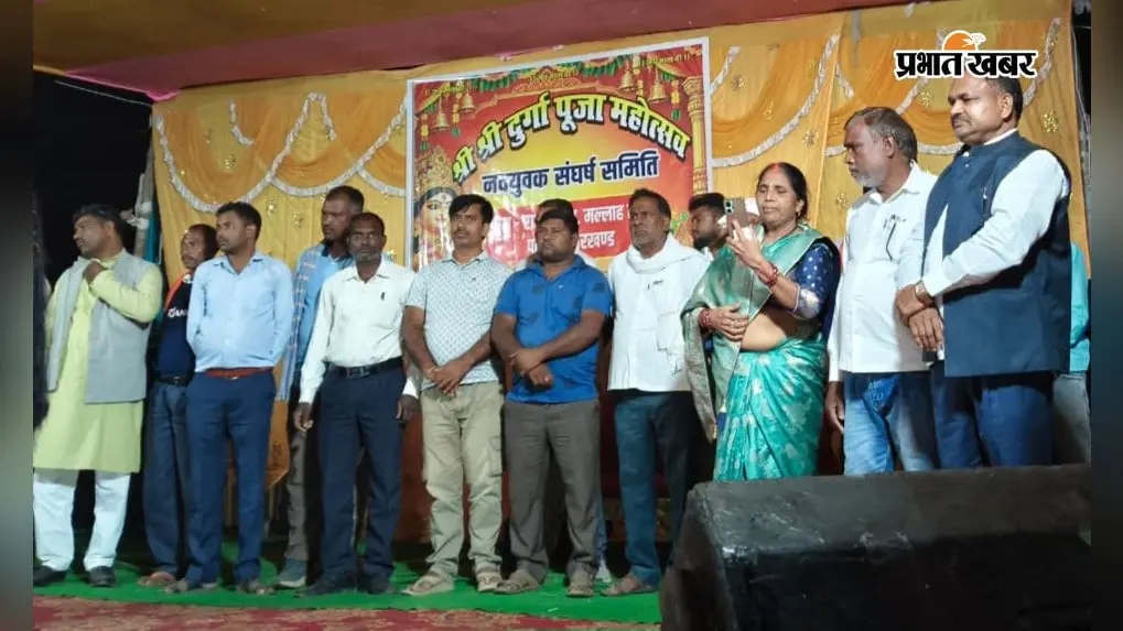 वृंदावन के कलाकारों ने किया मंचन, सप्तमी पर वैदिक मंत्रोच्चार के बीच खुला मां दुर्गा का पट