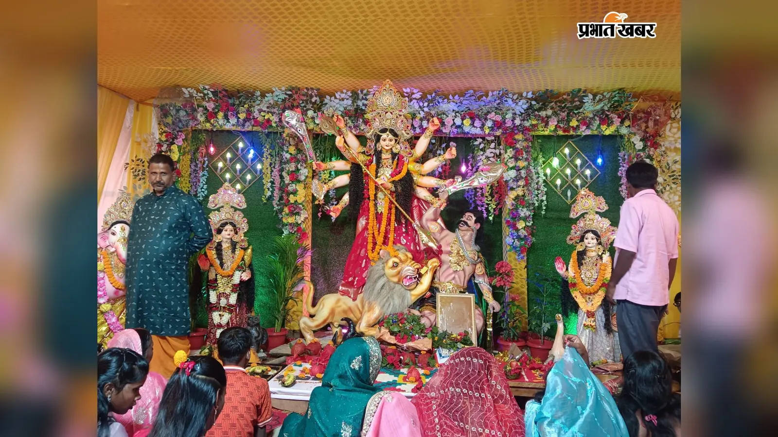 सिमरिया में माता महागौरी की पूजा को लेकर पंडालों में उमड़ी भीड़