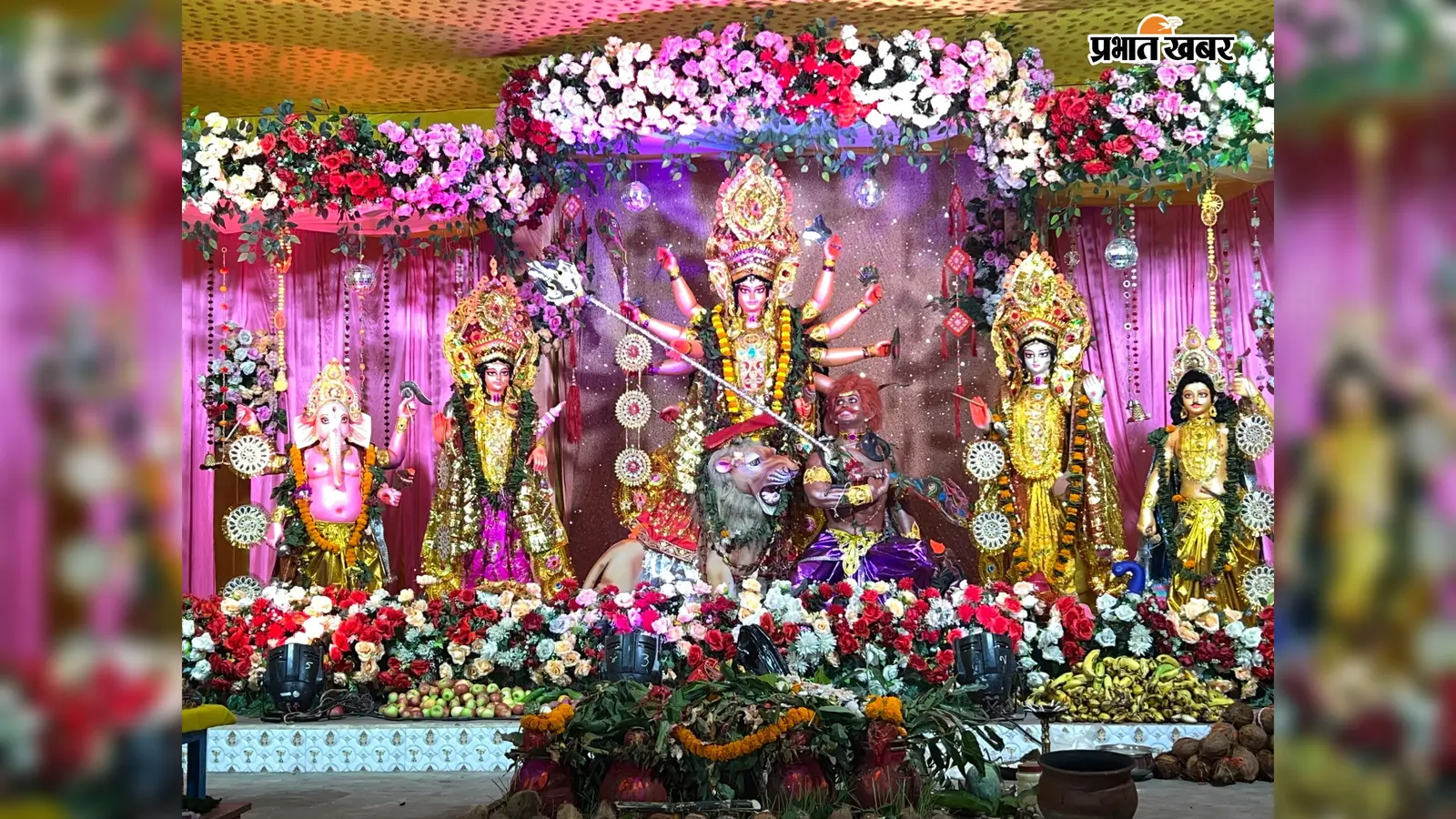 सयाल के दुर्गा पूजा पंडालों में उमड़ी श्रद्धालुओं की भीड़, मंगलवार को होगा सांस्कृतिक कार्यक्रम