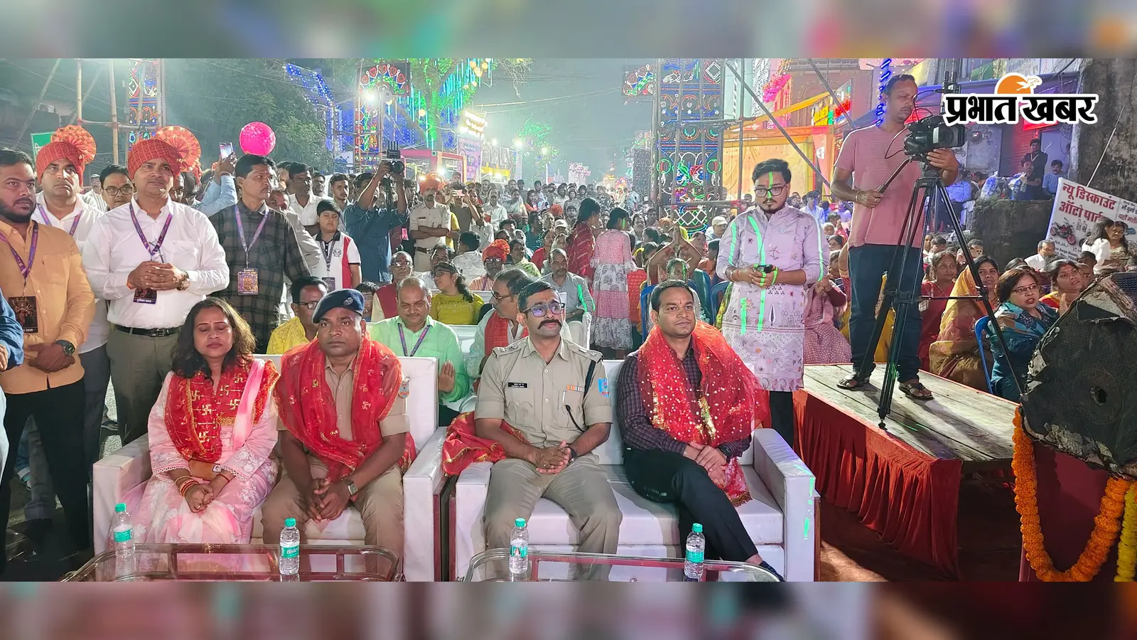खूंटी में दुर्गापूजा का खास नजारा, एक ही बाइक पर शहर के पंडालों का निरीक्षण करने निकले DC-SP