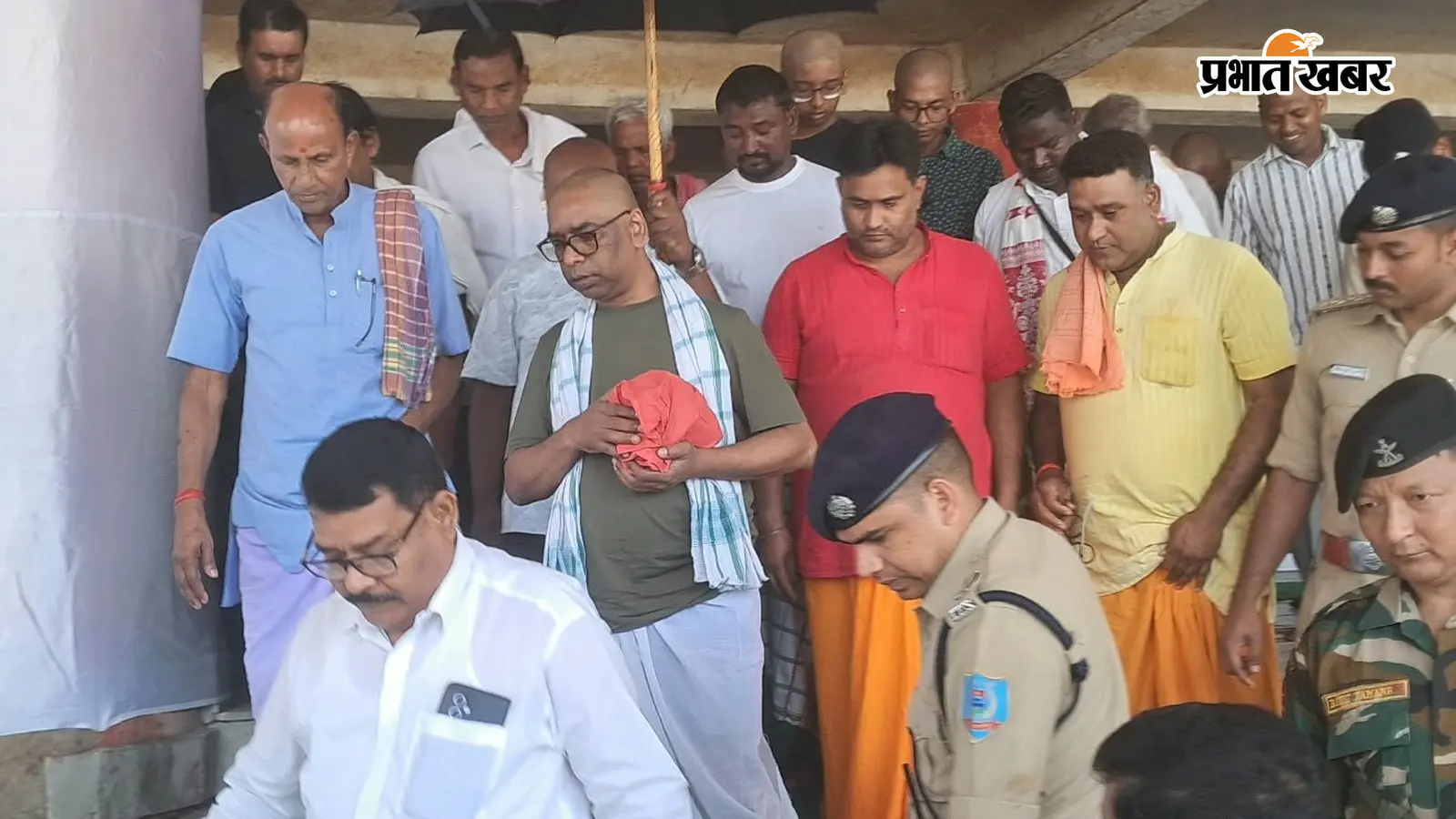 मां रूपी सोरेन की अस्थि लेकर रजरप्पा पहुंचे हेमंत सोरेन, पारंपरिक संथाली विधि से होगा विसर्जन