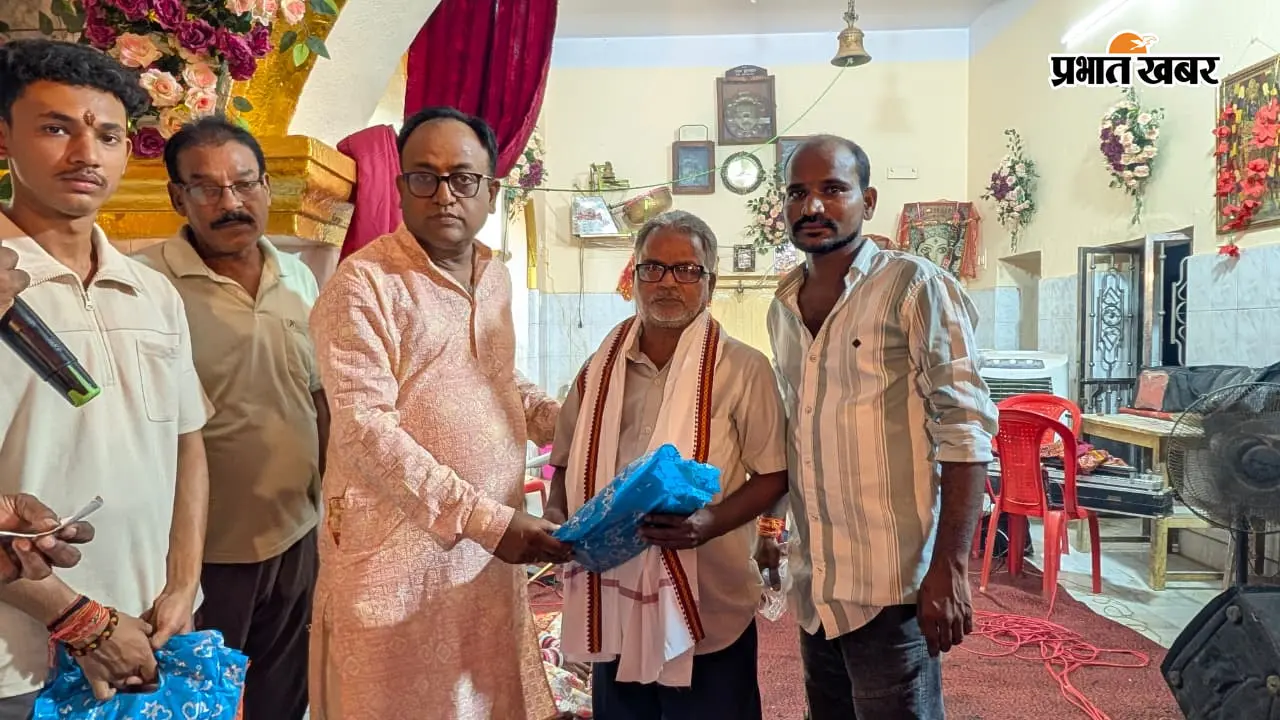 दुर्गा पूजा में दिन-रात जुटे सफाईकर्मियों का सम्मान, चौक बाजार समिति ने शॉल और नकद राशि देकर बढ़ाया हौसला