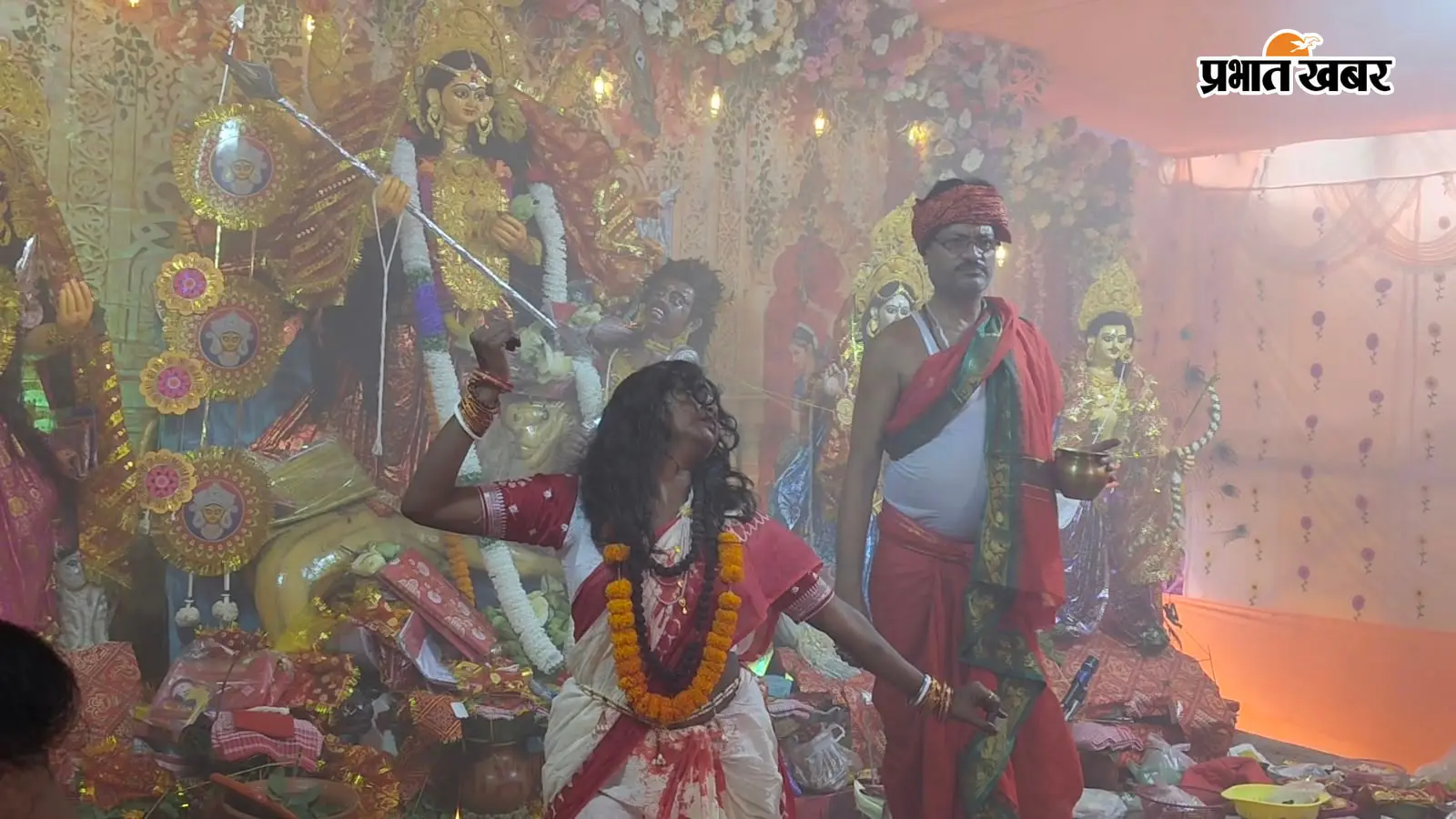महाअष्टमी पर श्रद्धालुओं से गुलजार हुए मंदिर और पूजा पंडाल, मां महागौरी की आराधना में लीन हुए भक्त