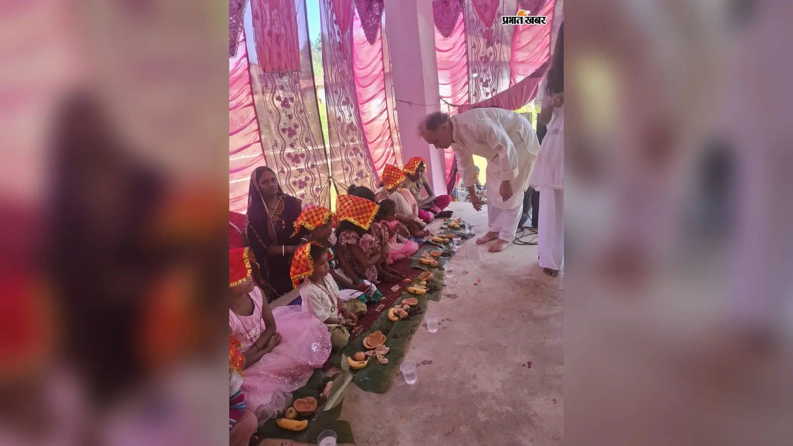 Gumla : कन्याओं को भोजन कराया, फिर लिया आशीर्वाद; जारी के श्रीनगर में नवमी पर हुआ कन्या पूजन