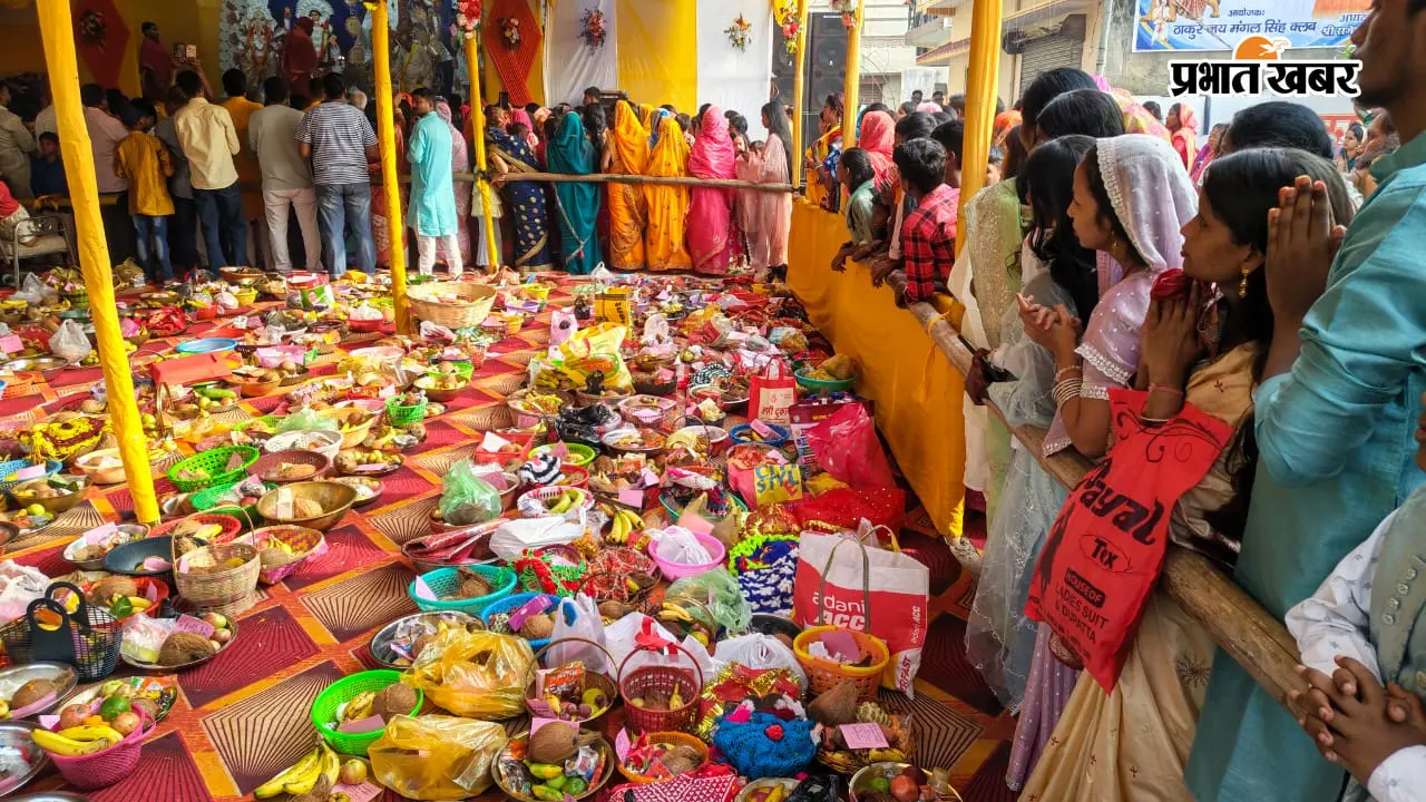 बालिगुमा दुर्गा पूजा पंडाल में सुबह 5 बजे से उमड़ी भीड़, महाअष्टमी पर महाभोग और भंडारे का आयोजन