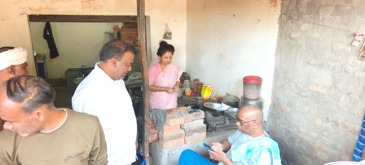 कसमार पहुंचे सीएम हेमंत सोरेन, कुणाल की दुकान में खायी पकौड़ी