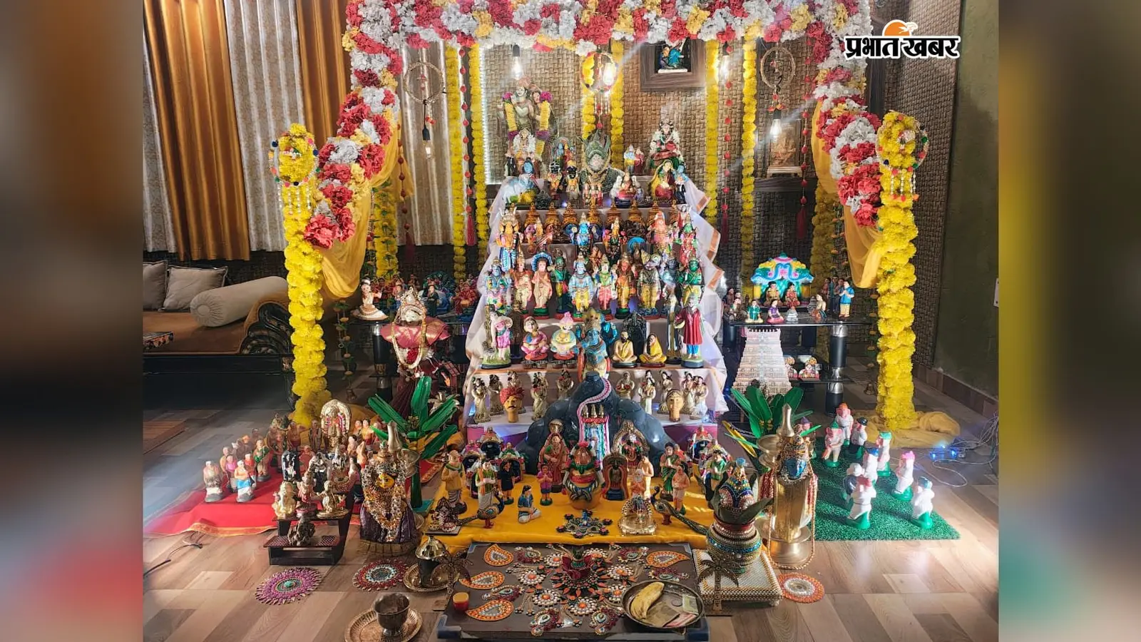 जमशेदपुर के इस घर में सजी गुड़ियों की अनोखी दुनिया, सात सीढ़ियों पर दिख रही देवी-देवताओं की झलक, जानें क्या है गोलू पूजा
