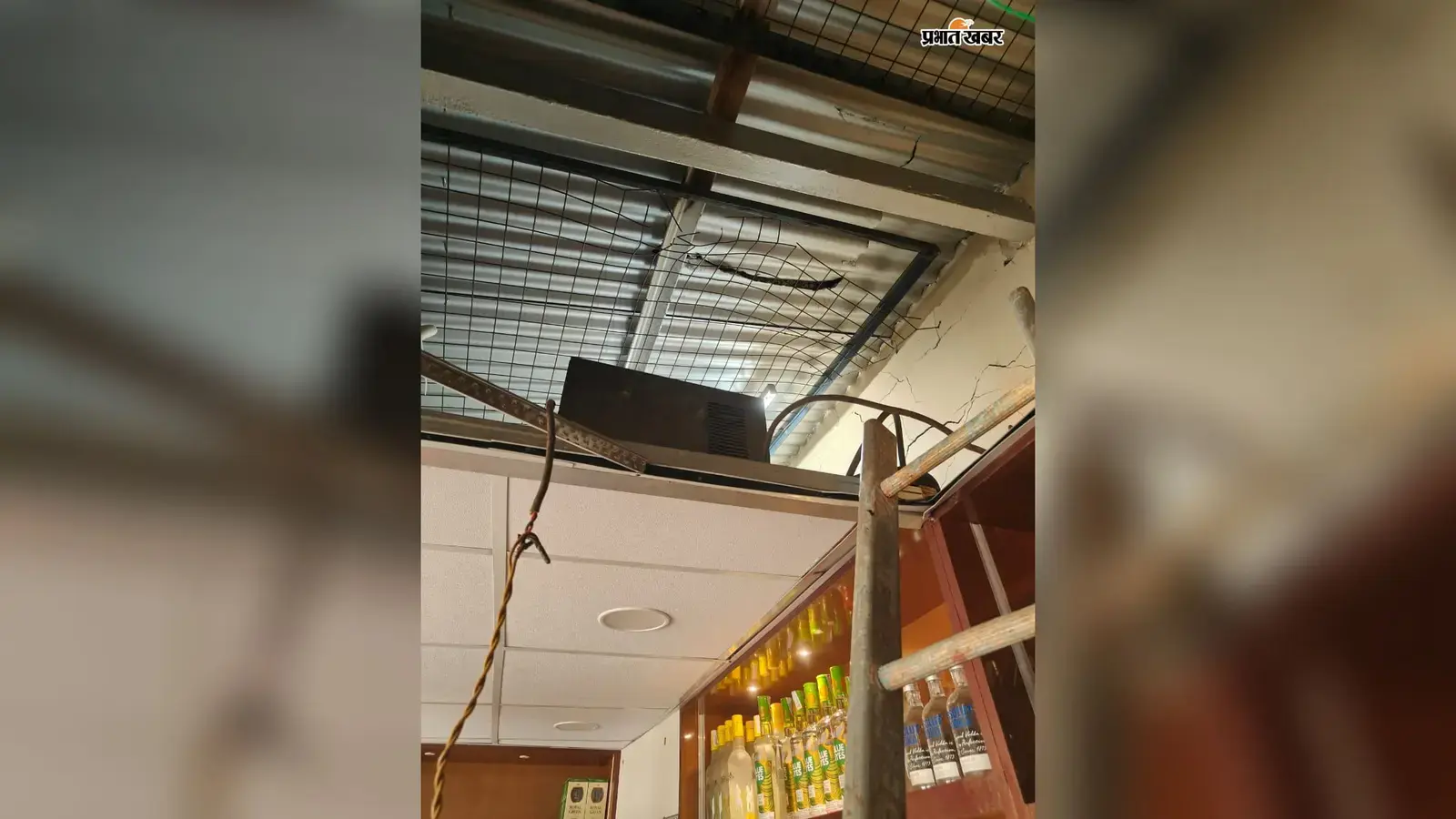 जुगसलाई में शराब दुकान की छत तोड़कर चोरी, 51 हजार की नकदी और शराब ले उड़े चोर