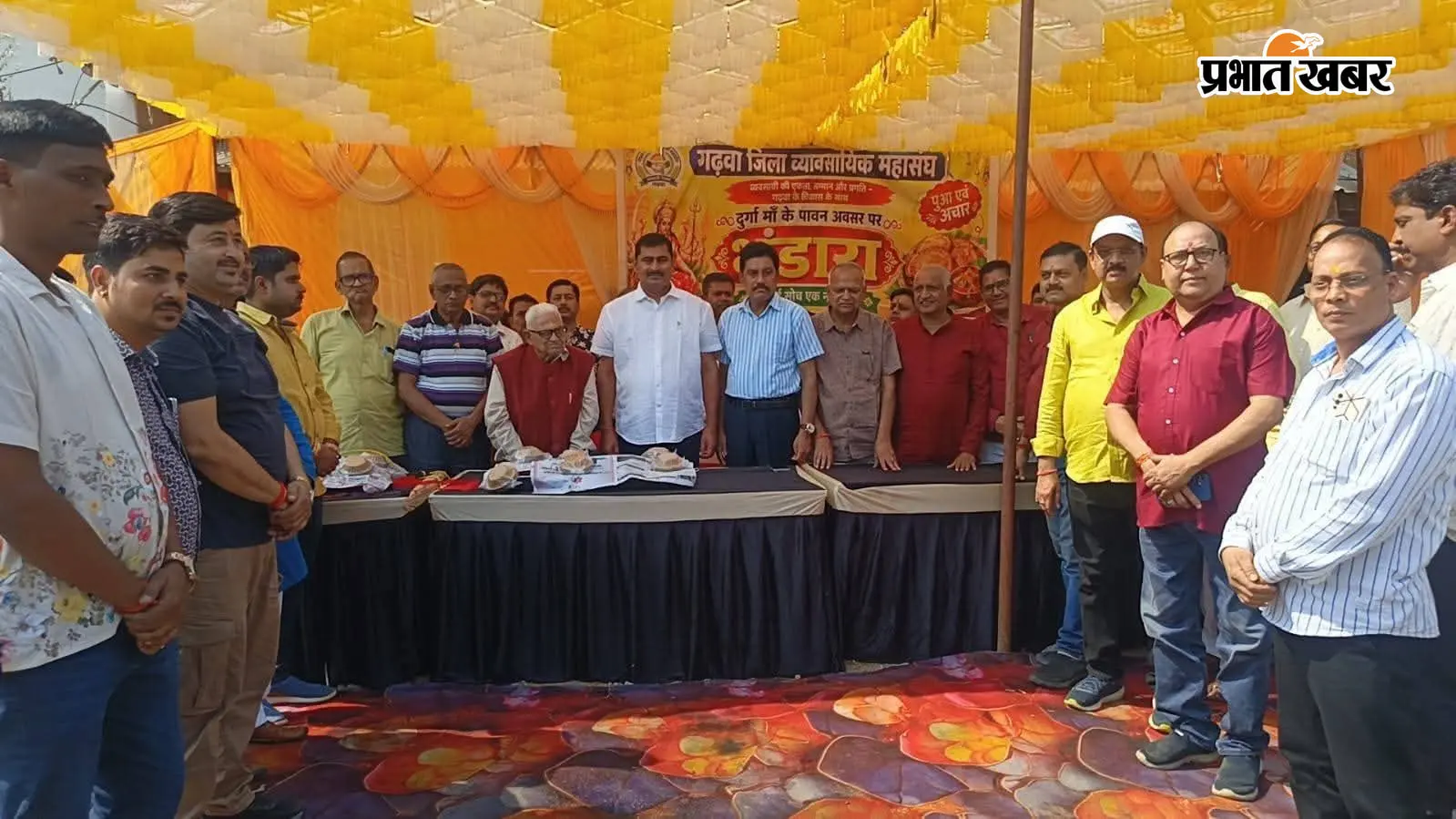 विजयादशमी पर गढ़वा में सेवा की मिसाल, मेन रोड में लगा भव्य भंडारा; श्रद्धालुओं के बीच बांटा प्रसाद