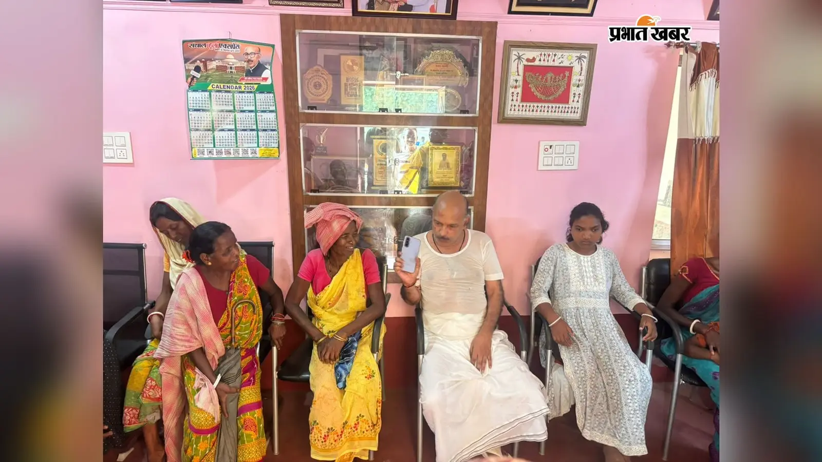 फतेहपुर में सादगी की मिसाल:विस अध्यक्ष रवींद्रनाथ महतो के आवास पर उमड़े क्षेत्रवासी