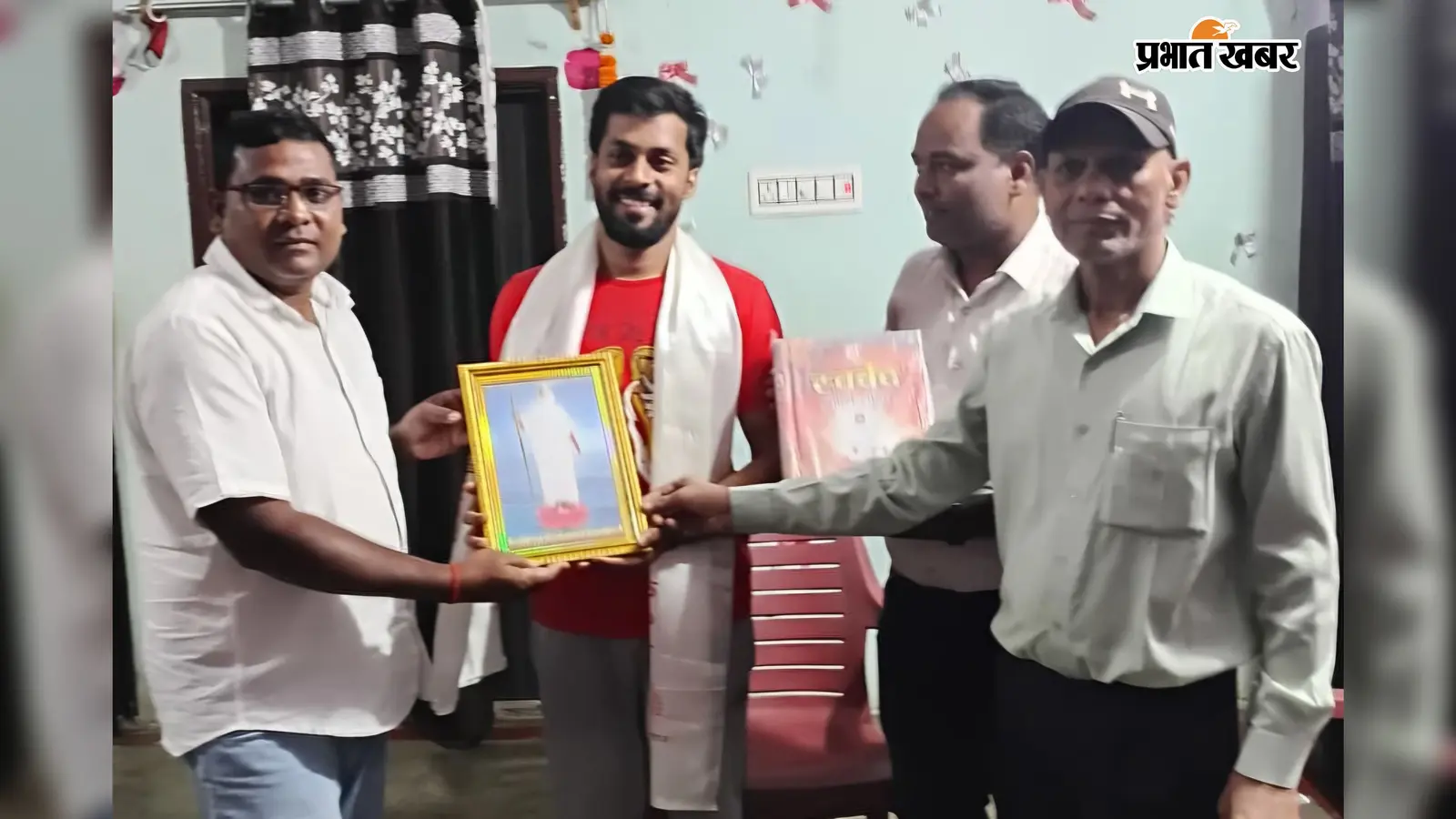 दक्षिण कोरिया के वैज्ञानिक को विहंगम योग की दीक्षा, स्वर्वेद पाठ और ध्यान का लिया संकल्प
