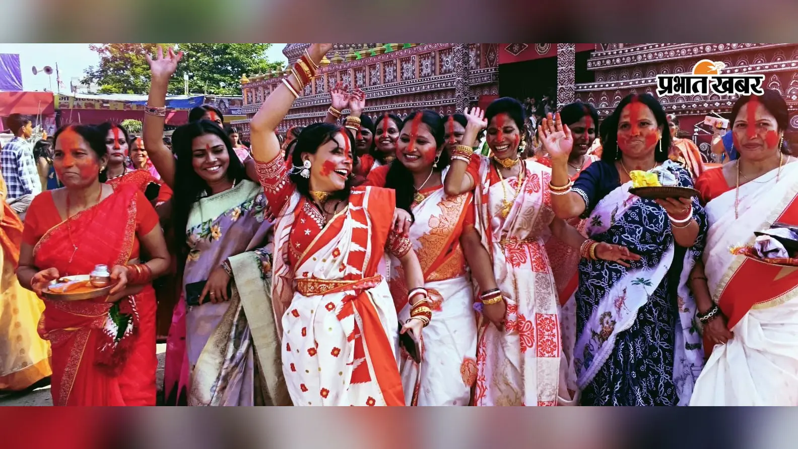 ढाक की थाप, सिंदूर और भावुक आंखें, कतरास कोयलांचल में ऐसे हुई मां दुर्गा की विदाई