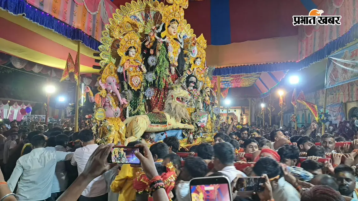बलबड्डा में मां दुर्गा को नम आंखों से विदाई, महिलाओं ने खेला सिंदूर