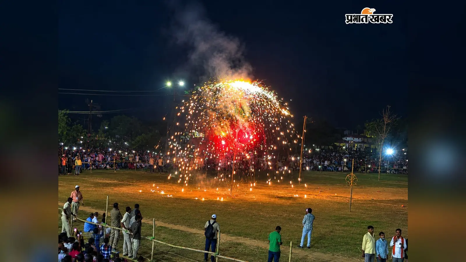 गोड्डा:राजेंद्र स्टेडियम में उमड़ा जनसैलाब: भव्य आतिशबाजी के बीच हुआ रावण दहन