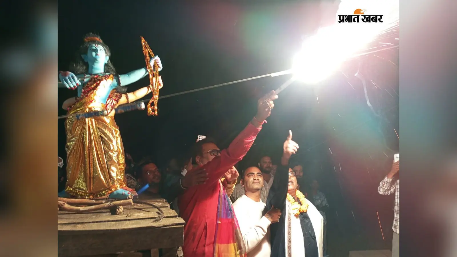 1998 से जल रहा रावण, इस बार ‘कॉकरोच पार्टी’ का बैनर भी जला; हजारीबाग में हजारों ने देखा रावण दहन