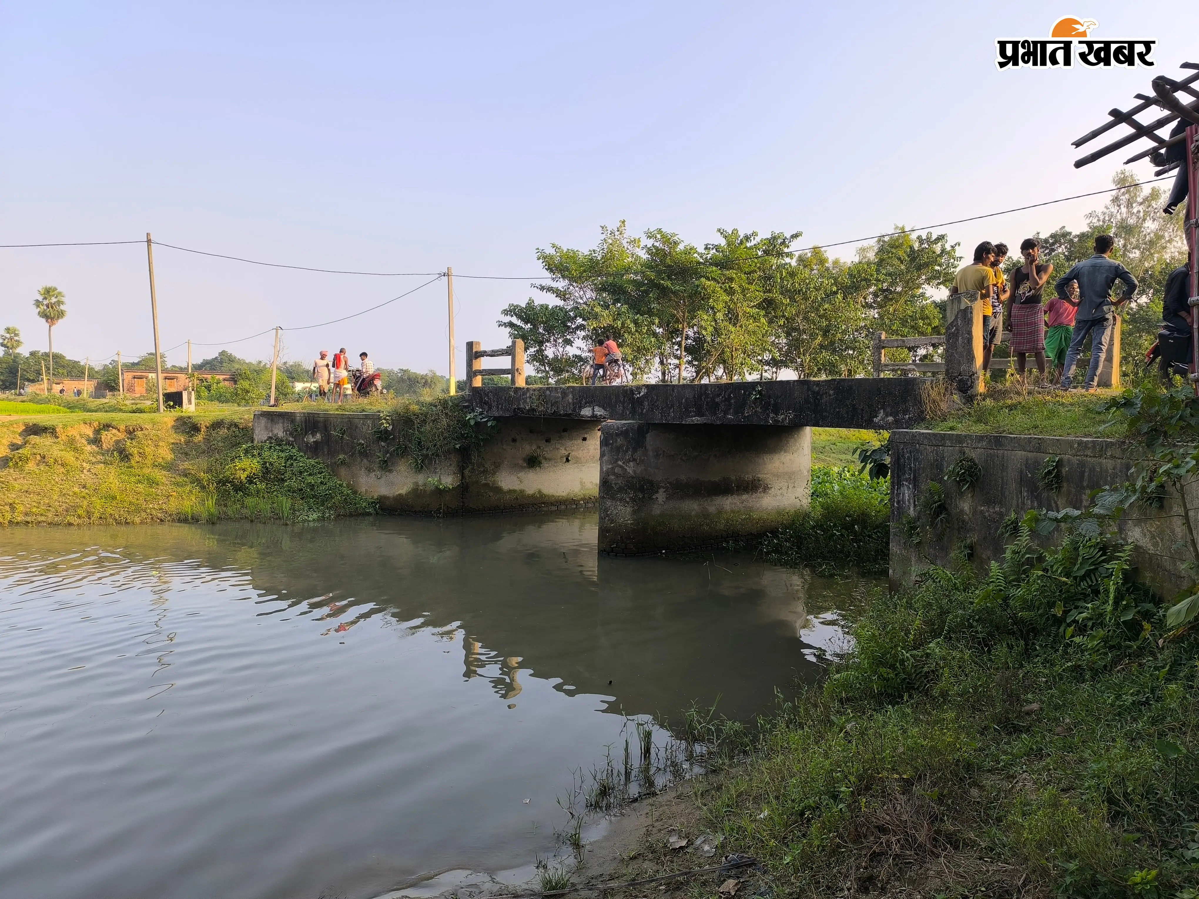 नहर पर पुल निर्माण की मांग को लेकर प्रदर्शन करते ग्रामीण | Prabhat Khabar Network