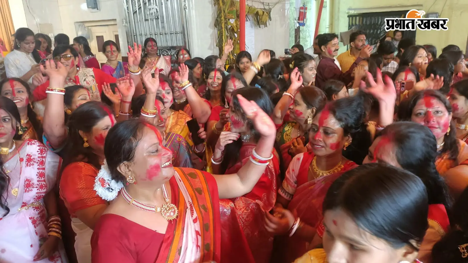 झरिया में गाजे-बाजे के साथ मां दुर्गा के घट का विसर्जन, विदाई के वक्त भावुक हुए श्रद्धालु