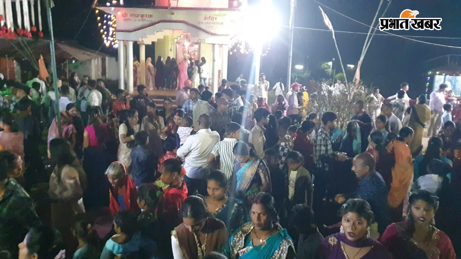 Garhwa : महाप्रसाद के लिए उमड़ी भीड़, गांवों में हुई रामलीला; भवनाथपुर में प्रतिमा विसर्जन के साथ खत्म हुआ दशहरा उत्सव