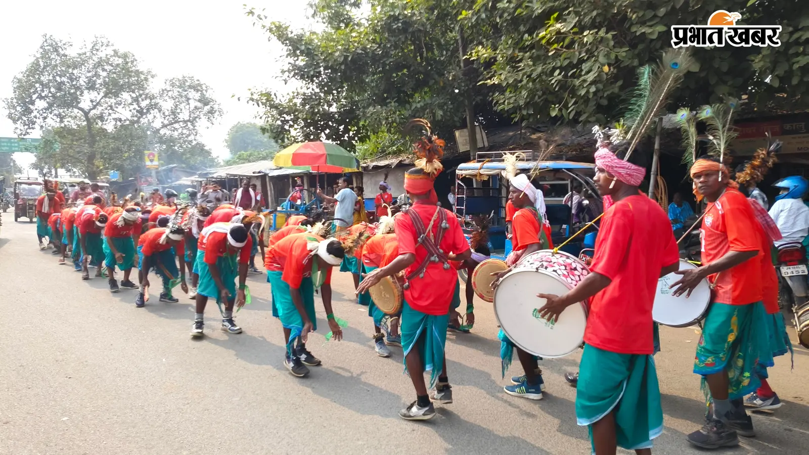 महेशपुर में आदिवासी समुदाय ने ‘दशाए प्रथा’ से मोहा मन, पारंपरिक वेशभूषा में घूम-घूमकर किया भिक्षाटन