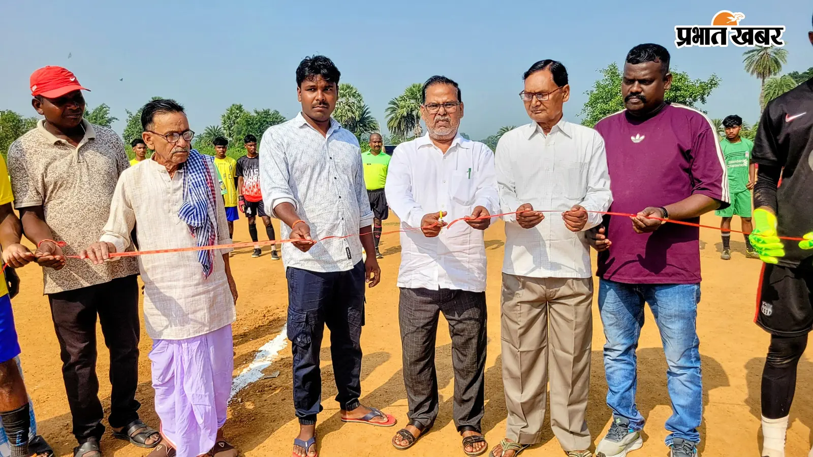 पथरगामा: लौगांय में दो दिवसीय फुटबॉल प्रतियोगिता शुरू, 16 टीमें ले रही हैं हिस्सा
