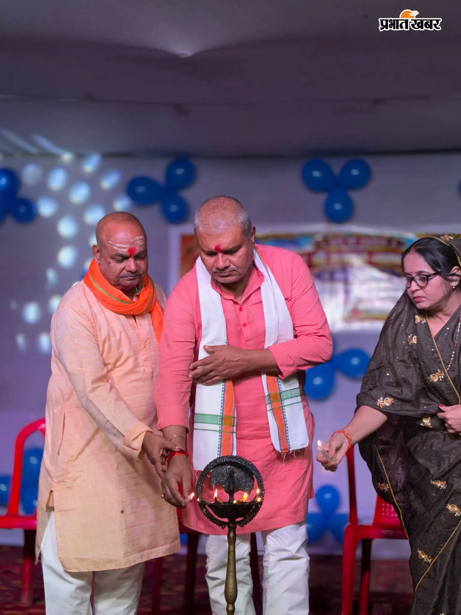 फोटो - मेला सत्र का उद्घाटन करते विधायक व मुखिया फोटो - हवन करते सप्तशती पाठक फोटो - उग्रतारा मंदिर में महाआरती में श्रद्धालुओं की भीड़ | Prabhat Khabar Network