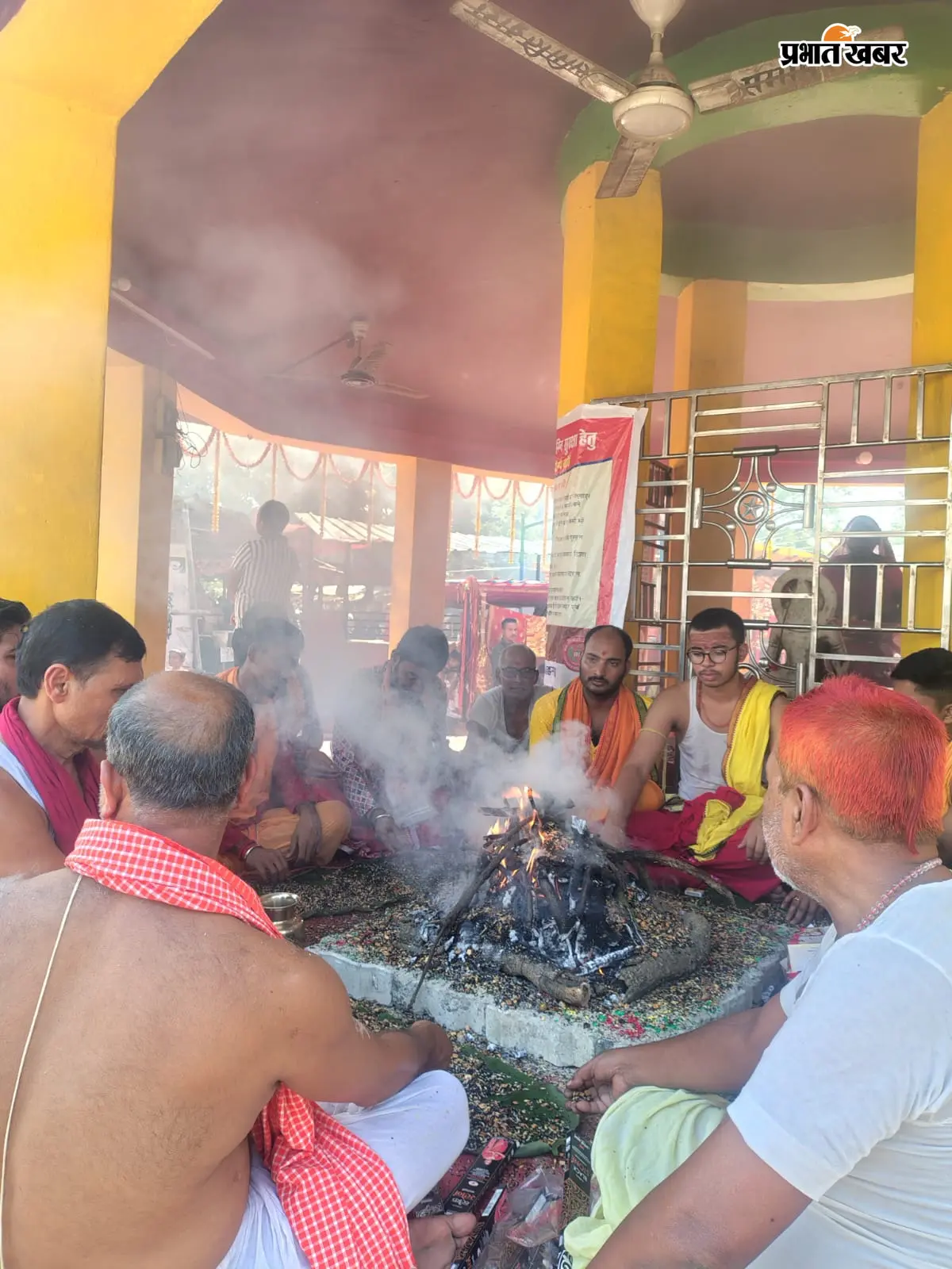 फोटो - मेला सत्र का उद्घाटन करते विधायक व मुखिया फोटो - हवन करते सप्तशती पाठक फोटो - उग्रतारा मंदिर में महाआरती में श्रद्धालुओं की भीड़ | Prabhat Khabar Network
