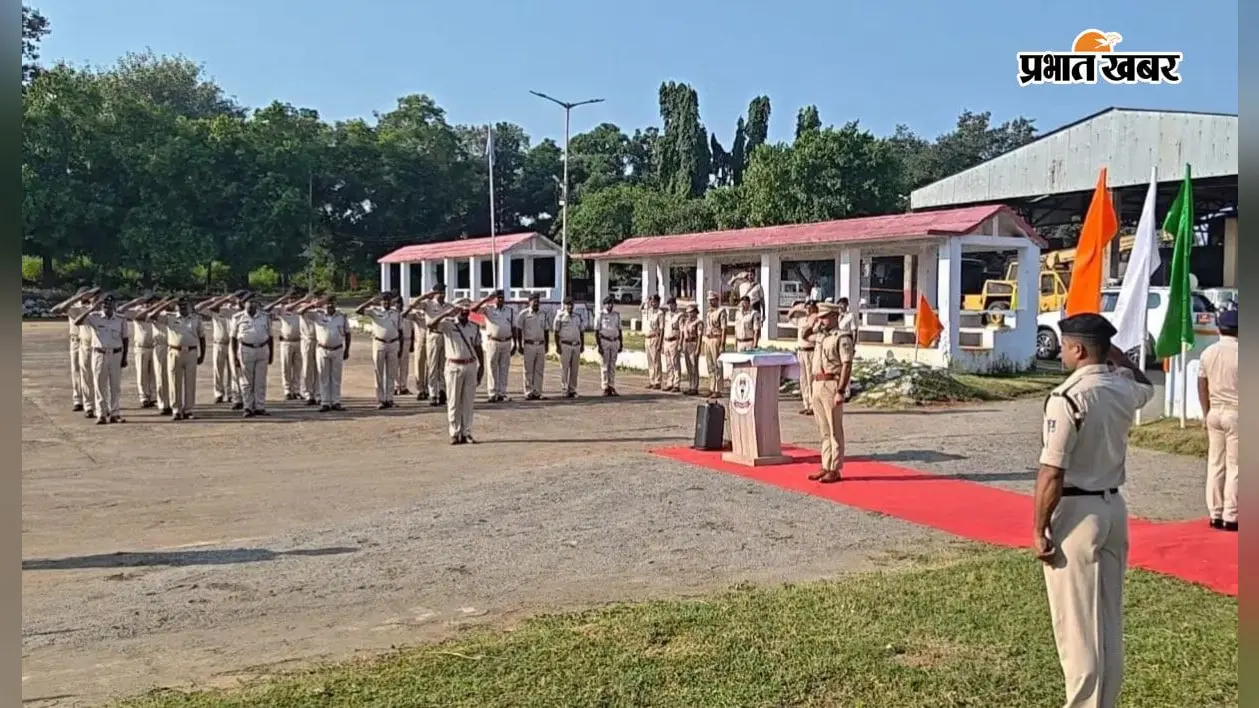 पुलिस संस्मरण दिवस: देवघर पुलिस केंद्र में शहीदों को नमन,SP प्रवीण पुष्कर ने दी श्रद्धांजलि