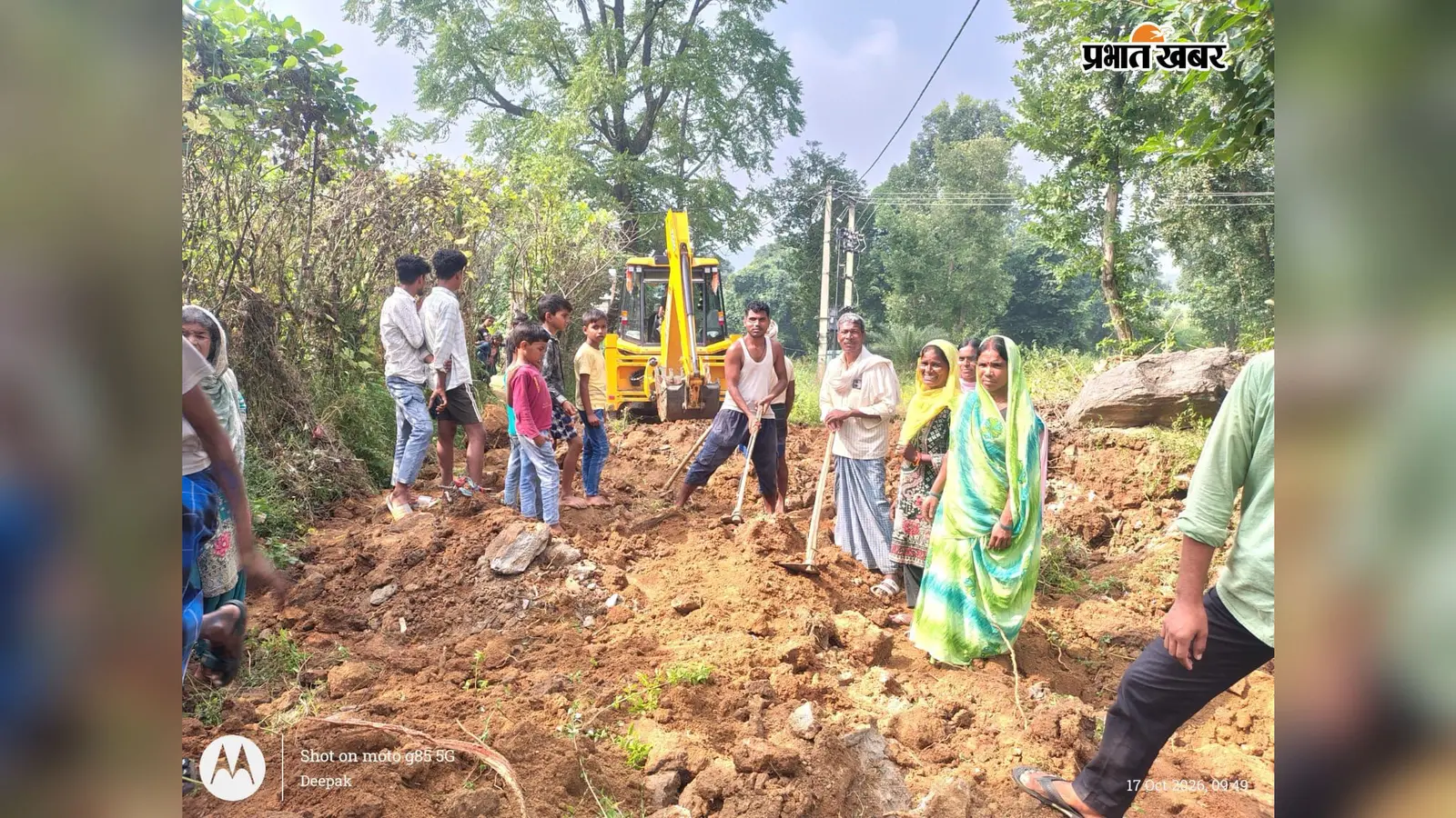 Palamu News: सरकारी मदद का इंतजार करते रहे ग्रामीण, अब 30 हजार रुपये लगाकर खुद सुधारा रास्ता