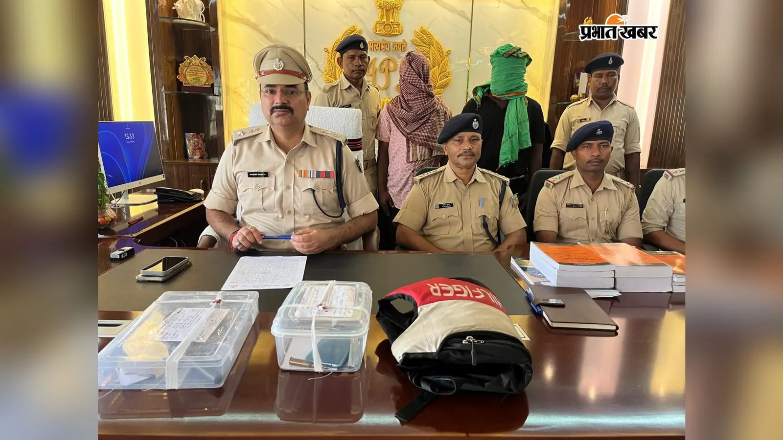 पाकुड़िया राशन दुकान लूटकांड में दो आरोपी गिरफ्तार, लोडेड देसी कट्टा और बिना नंबर की अपाची बरामद