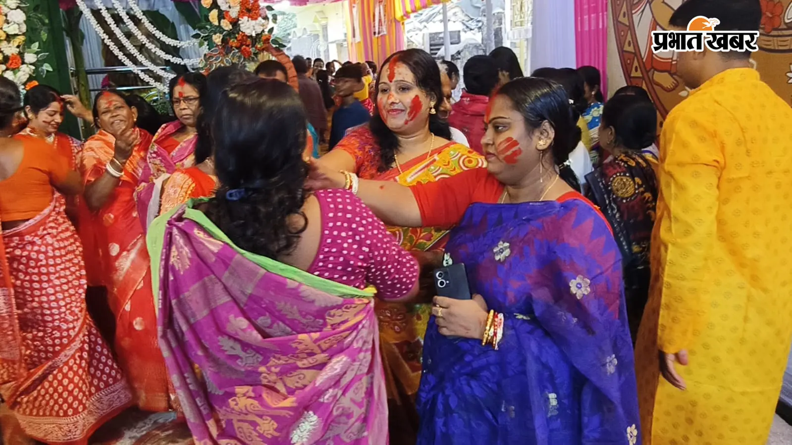 नलहाटी में सिंदूर खेला के साथ मां दुर्गा को विदाई, नम आंखों से भक्तों ने कहा- अगले बरस फिर आना