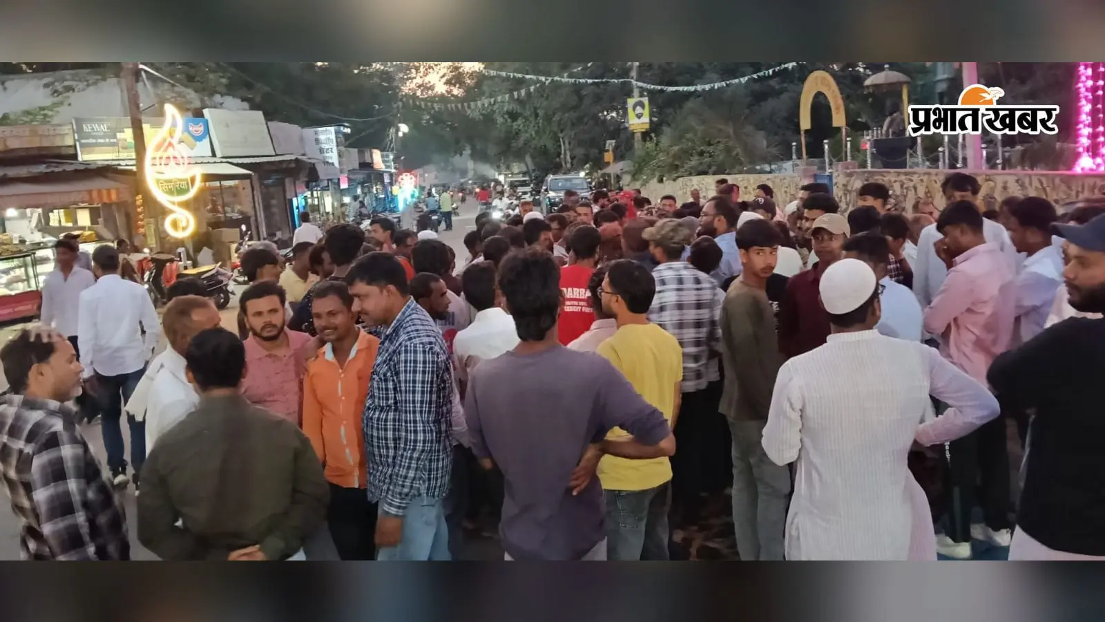 चतरा में दो हादसों ने छीनी दो जिंदगियां, मुआवजे की मांग पर सुभाष चौक में दिनभर हंगामा