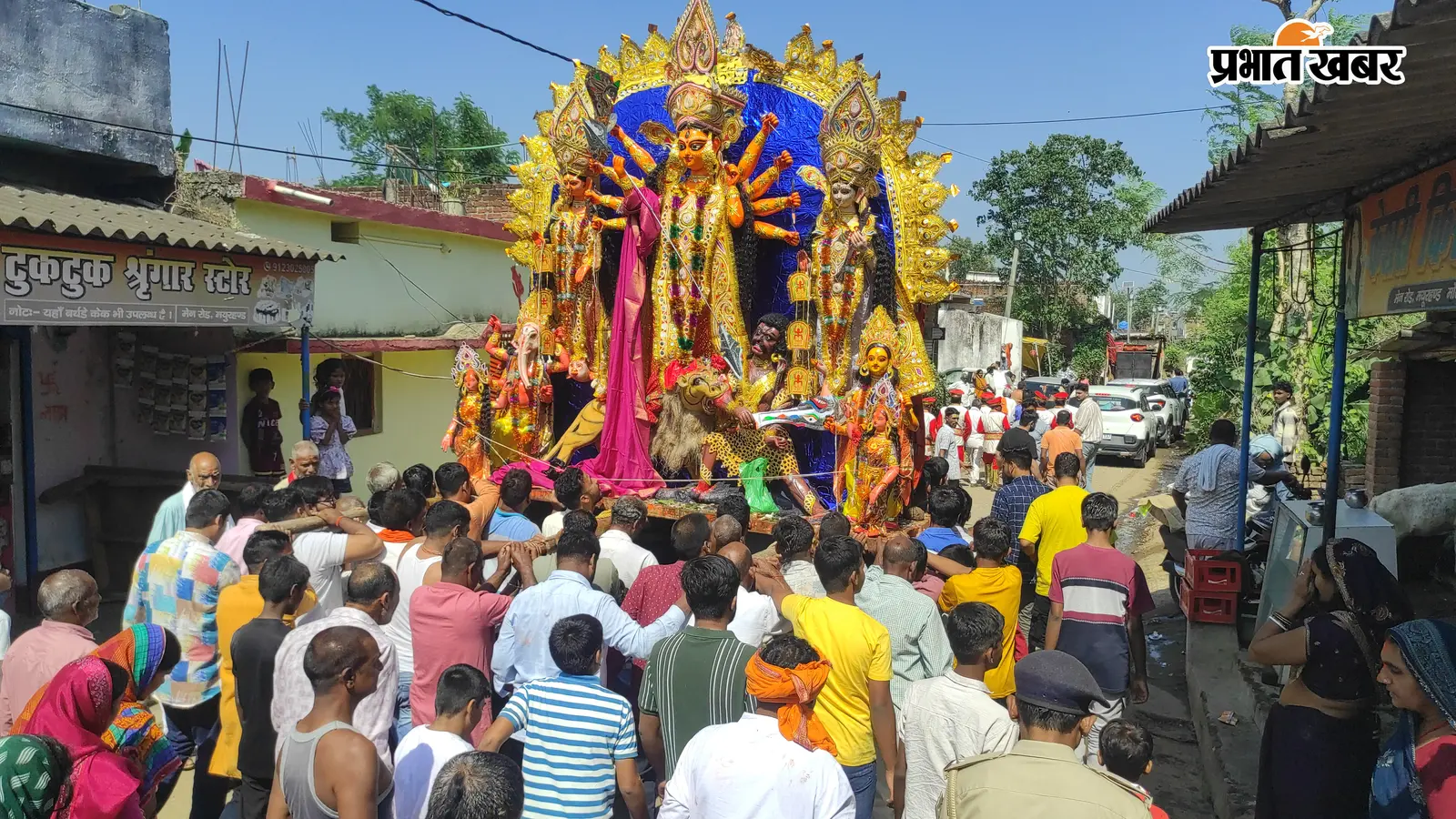 चतरा: मयूरहंड में आज भी कायम है अनूठी परंपरा, कंधे पर प्रतिमाएं लेकर विसर्जन करने जाते हैं श्रद्धालु